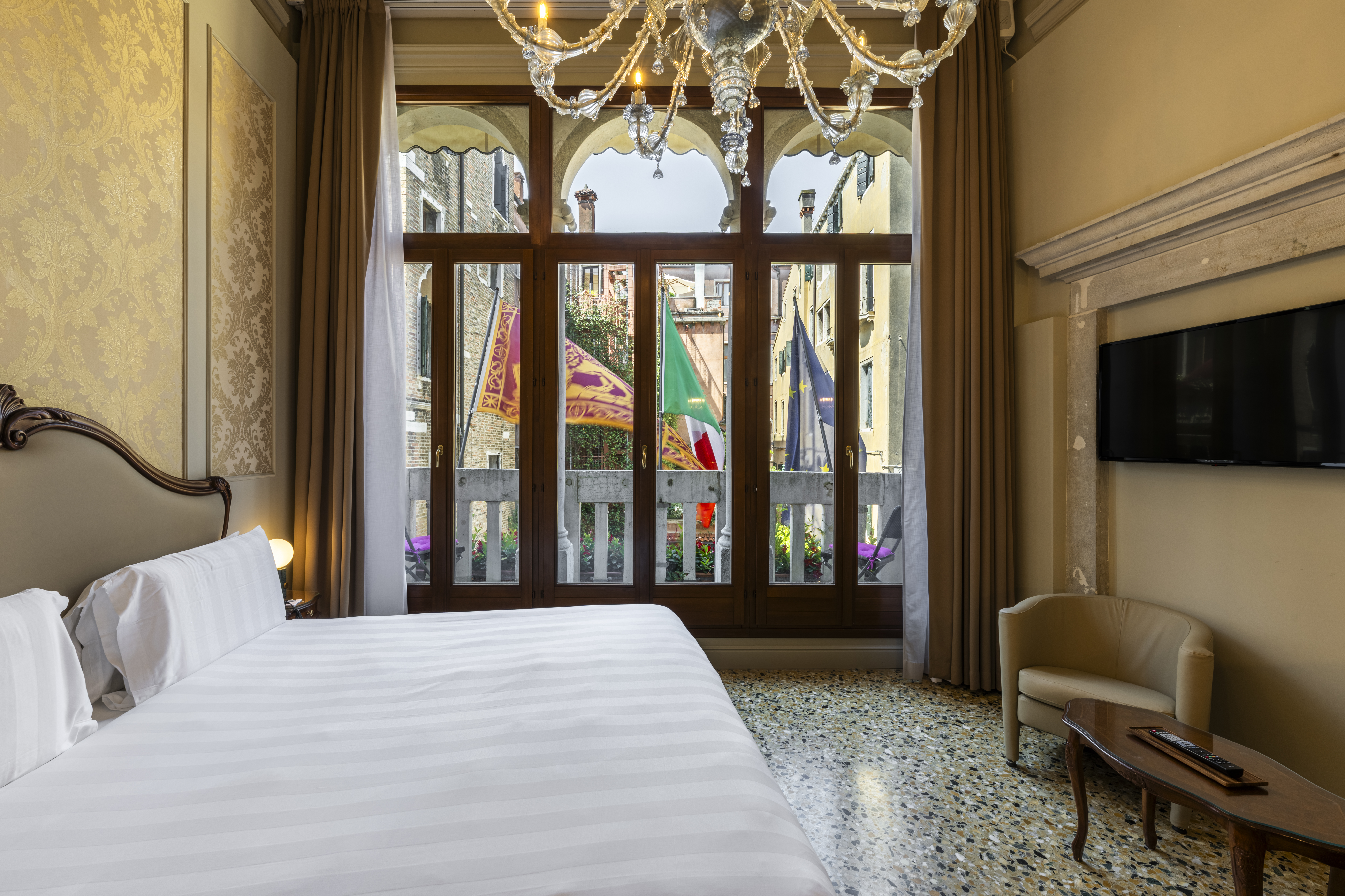 Junior Suite with Balcony with Views