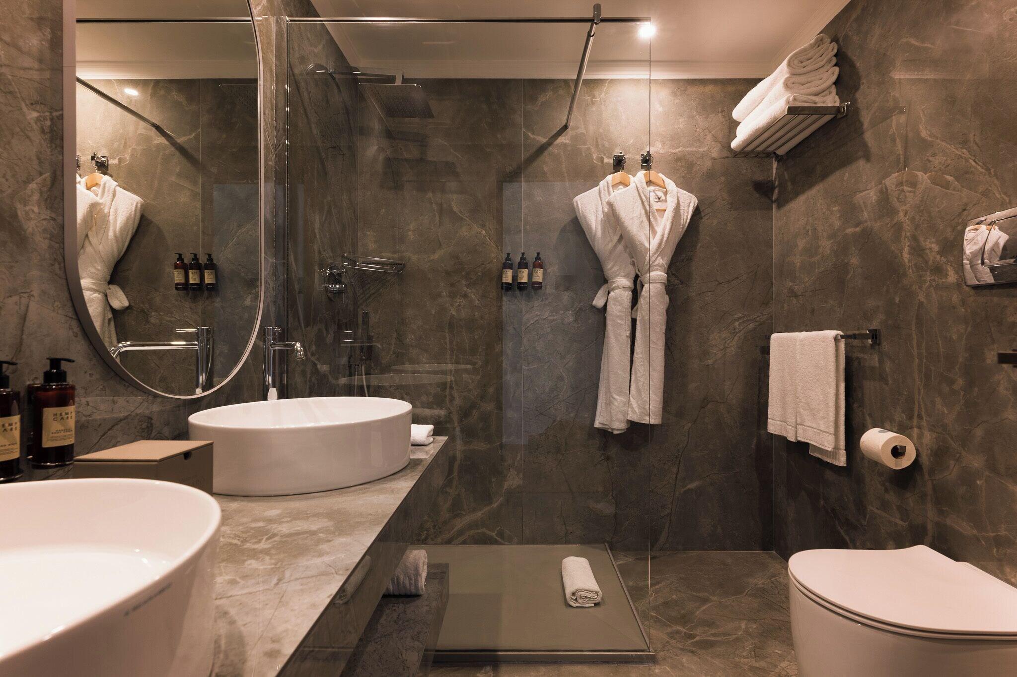 Triple Deluxe Queen Bed