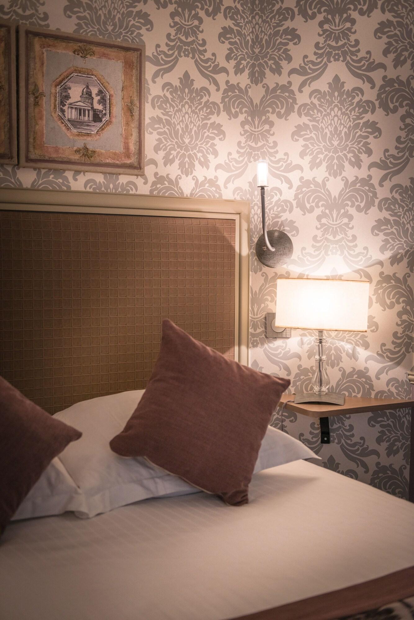 Junior Suite Queen Size Bed