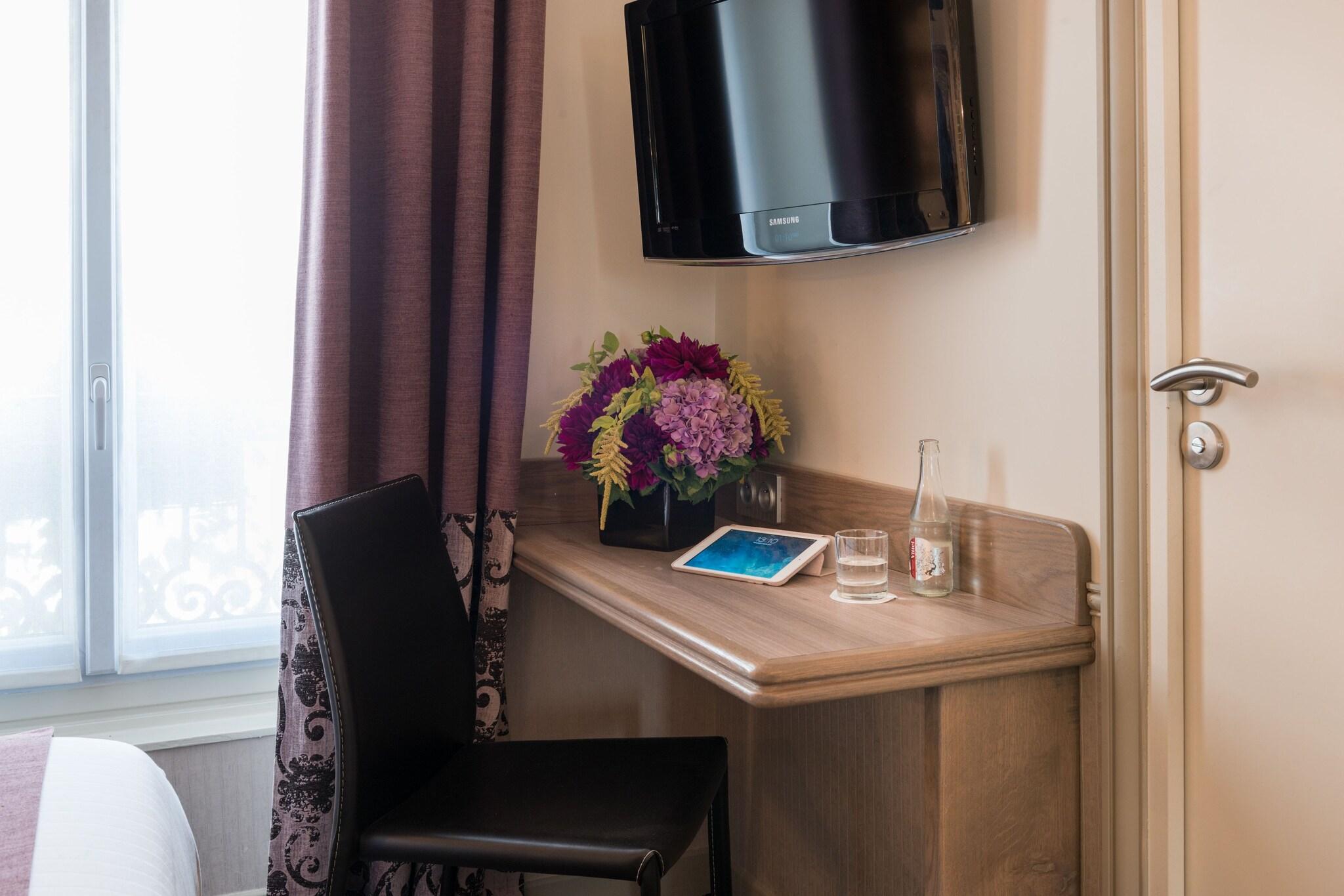 Junior Suite Queen Size Bed