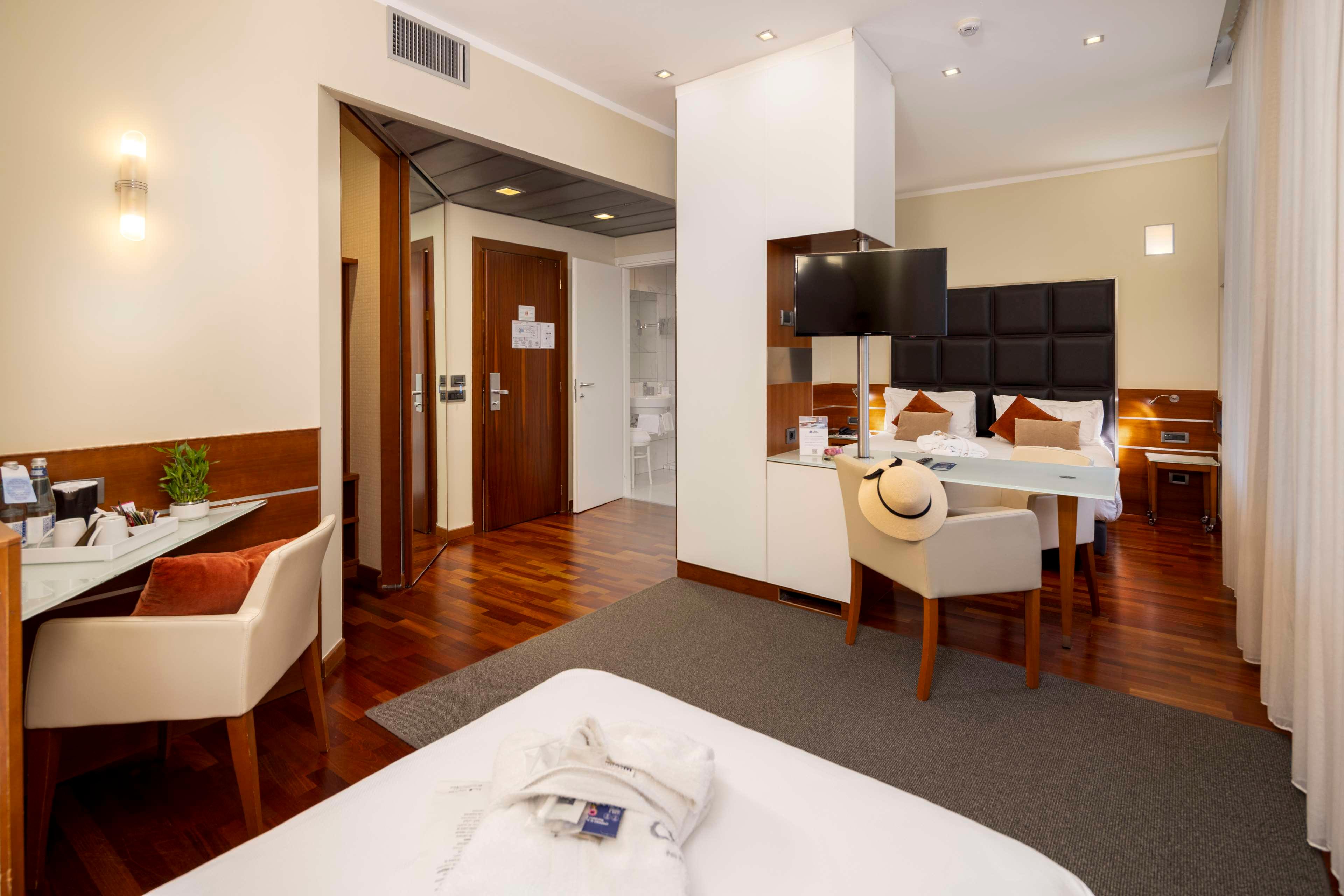 Junior Suite Queen Size Bed