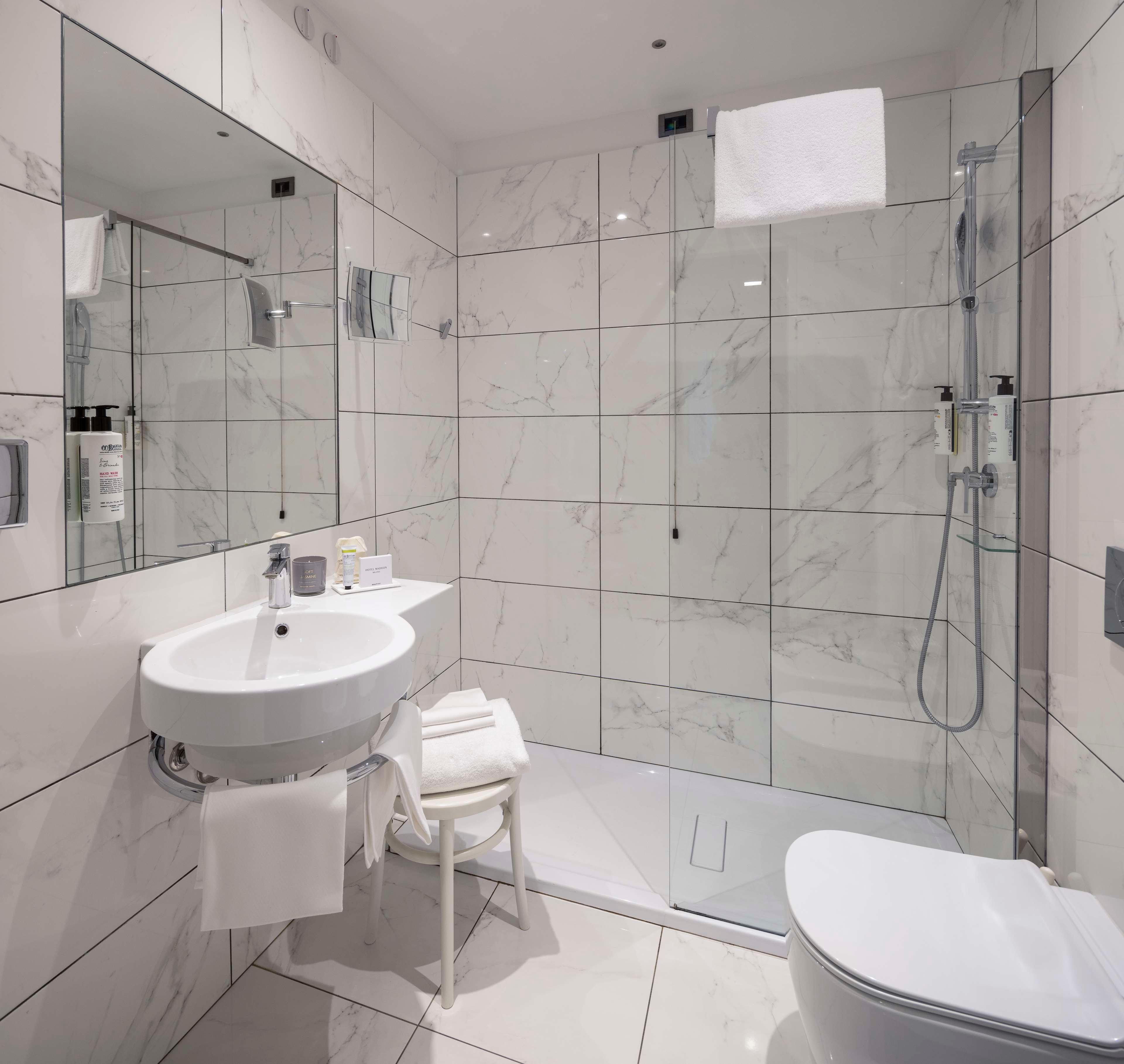 Junior Suite Queen Size Bed