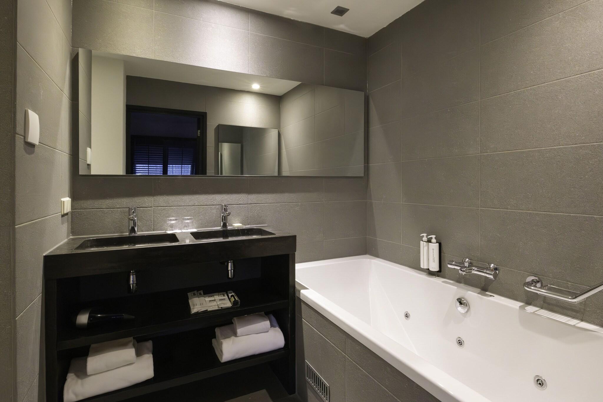 Junior Suite King Size Bed