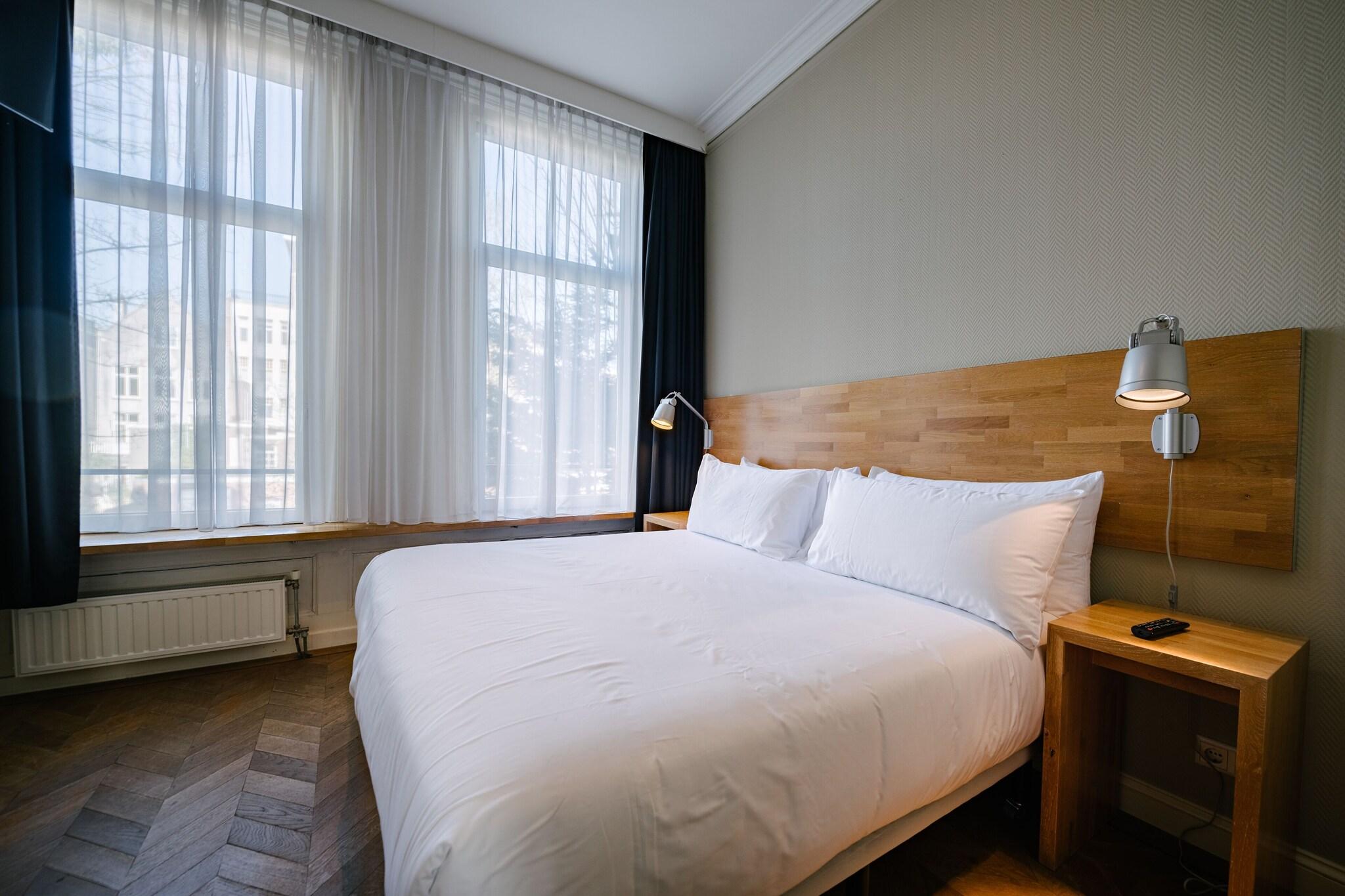 Apartment Queen Size Bed