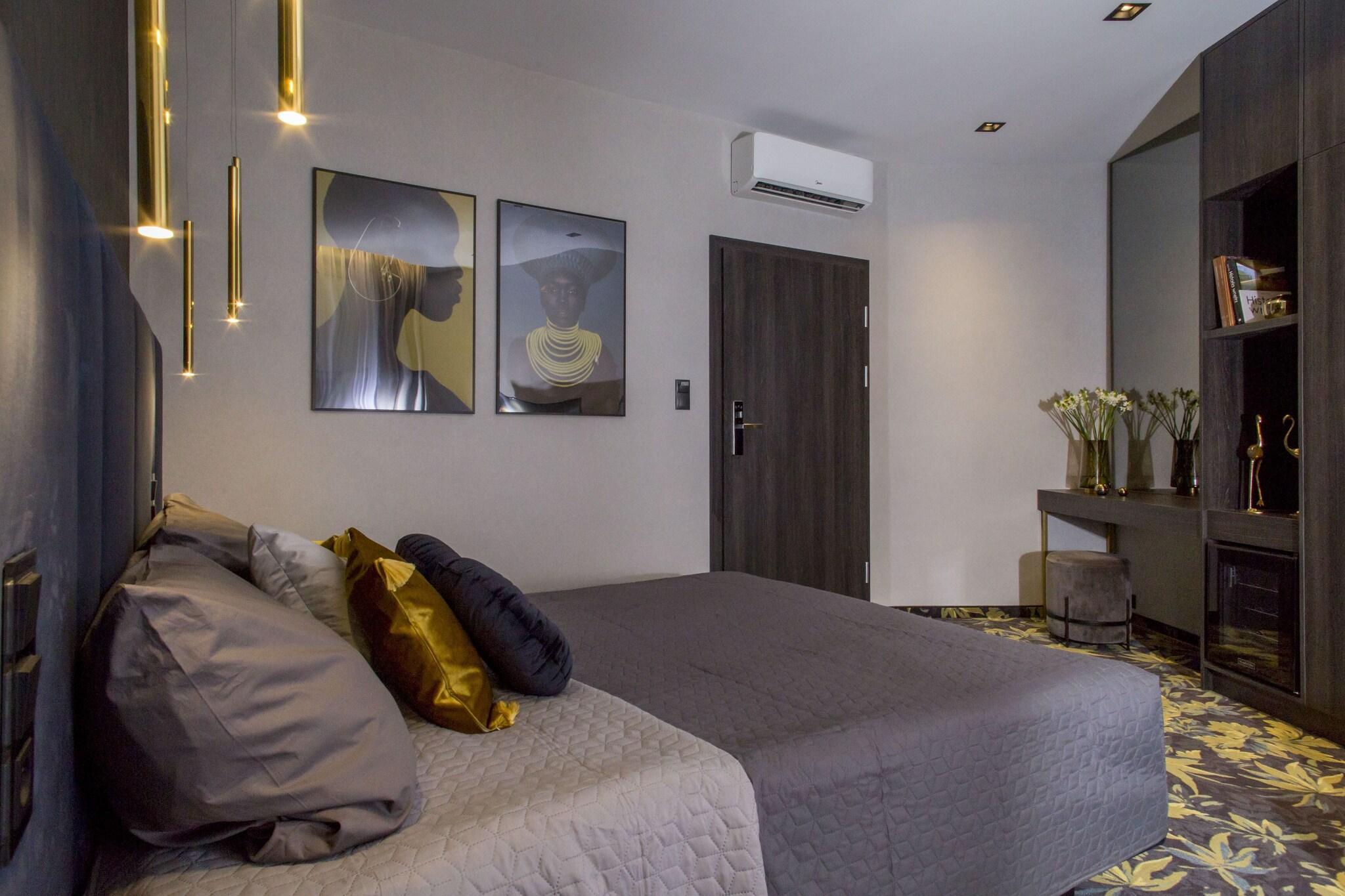 Triple Deluxe Queen Bed