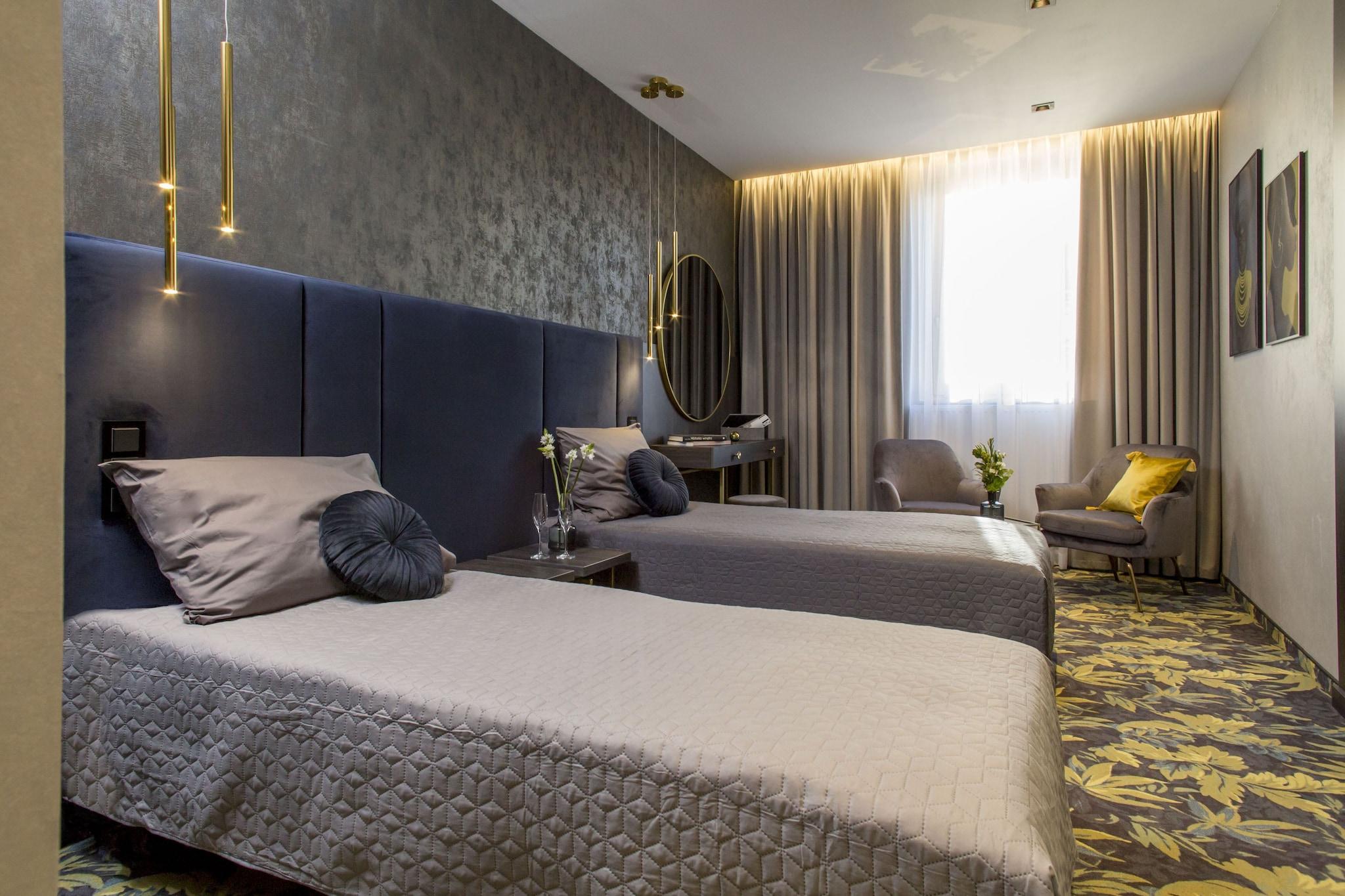 Triple Deluxe Queen Bed