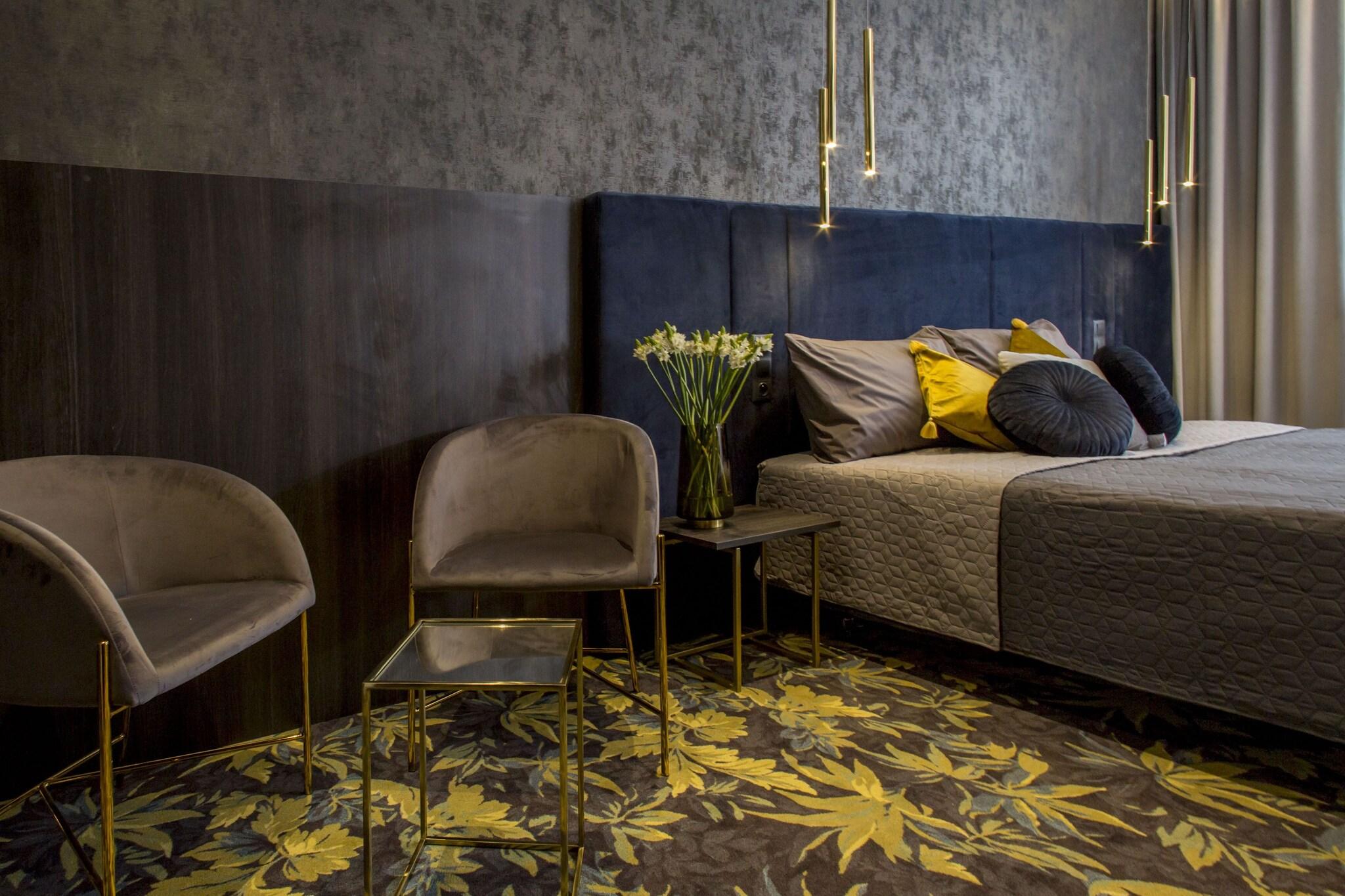 Triple Deluxe Queen Bed