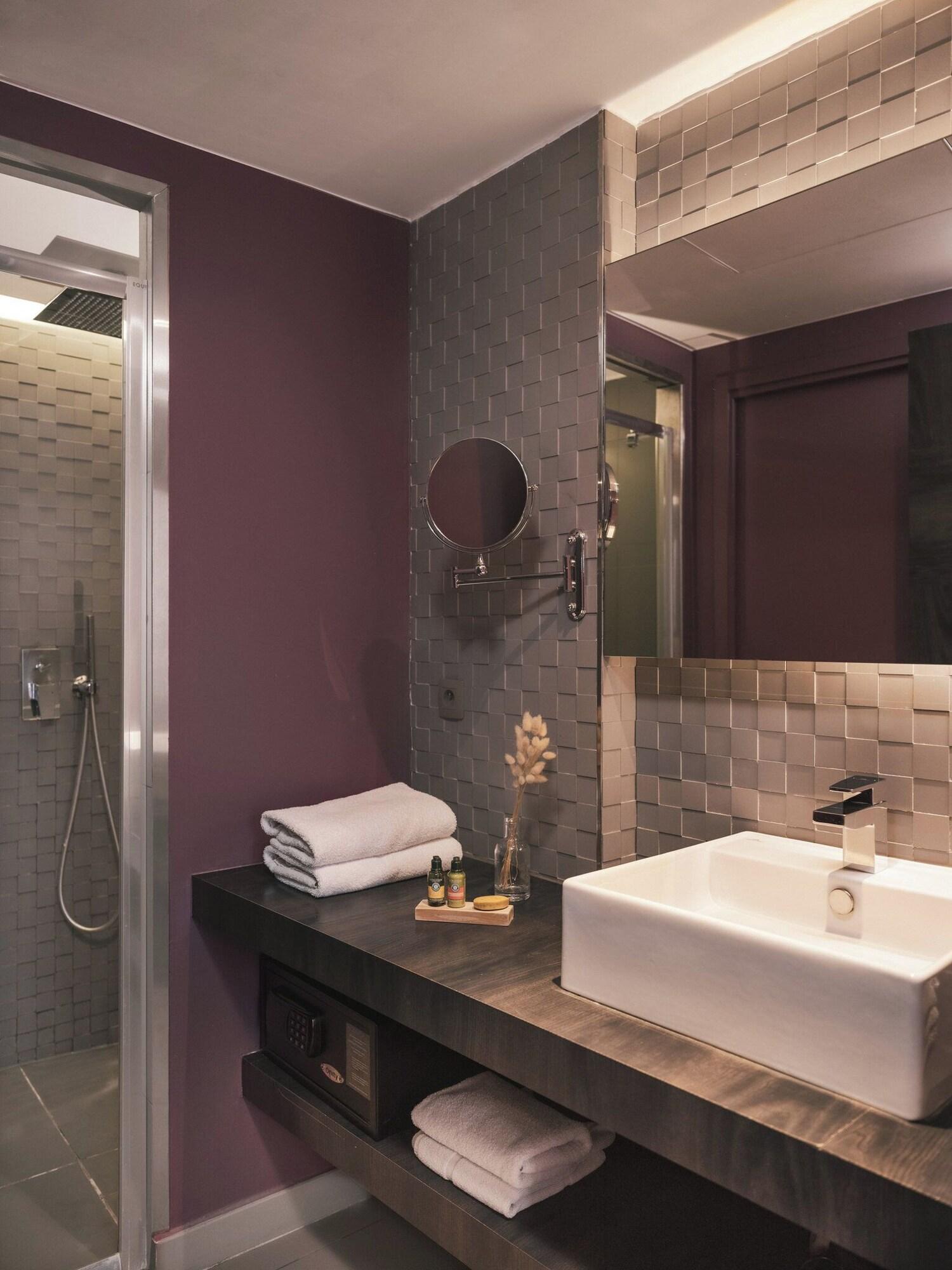 Junior Suite Queen Size Bed