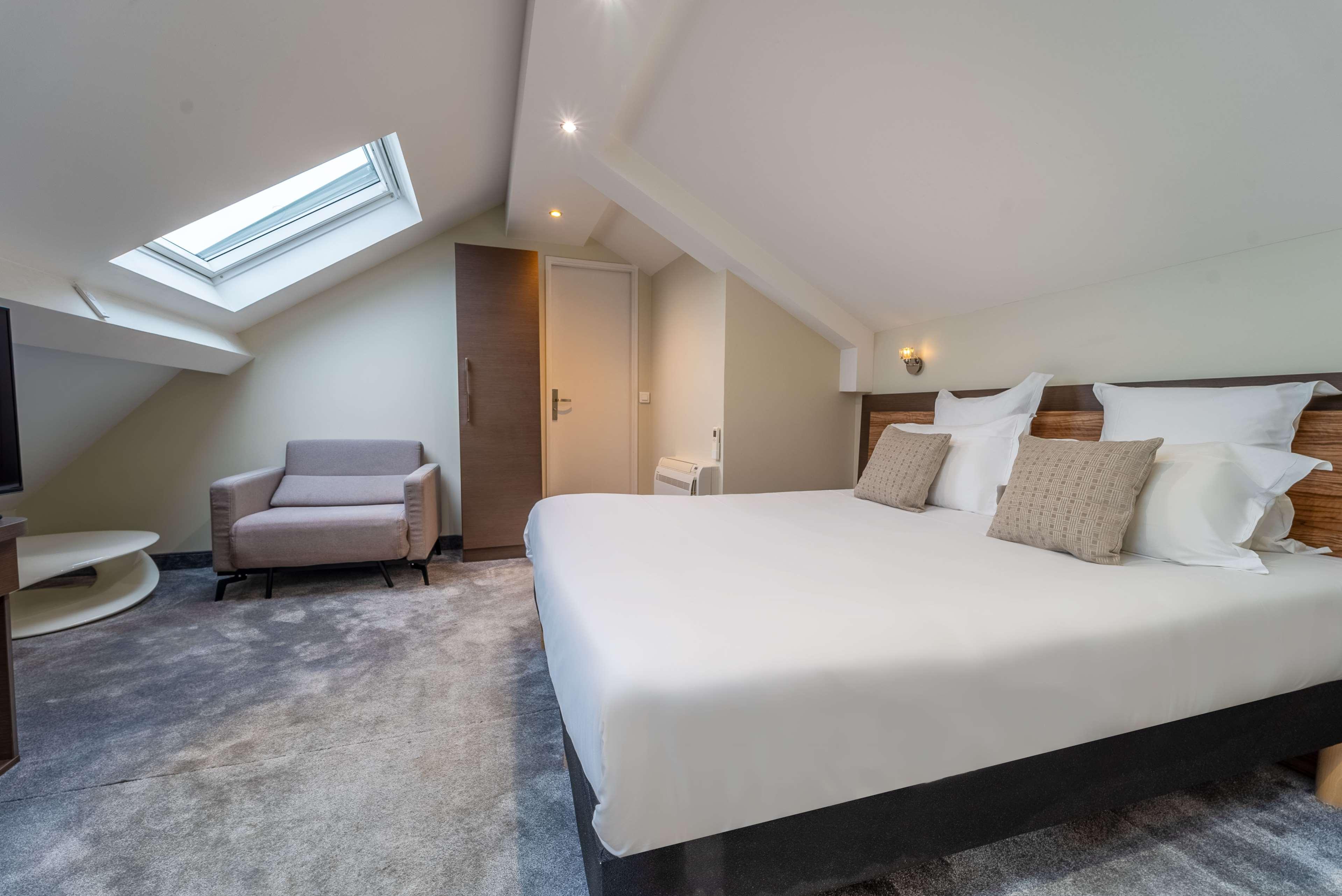 Junior Suite Queen Size Bed