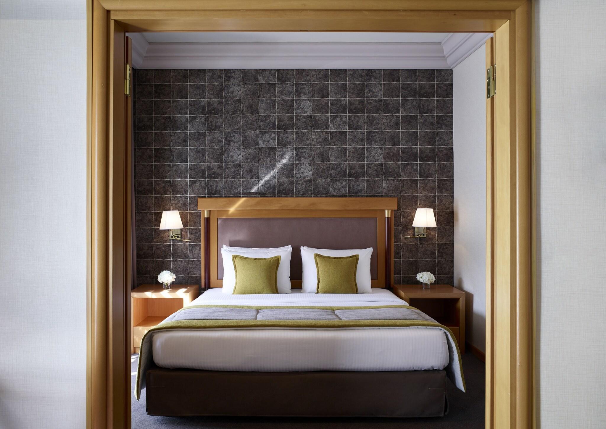 Junior Suite Queen Size Bed