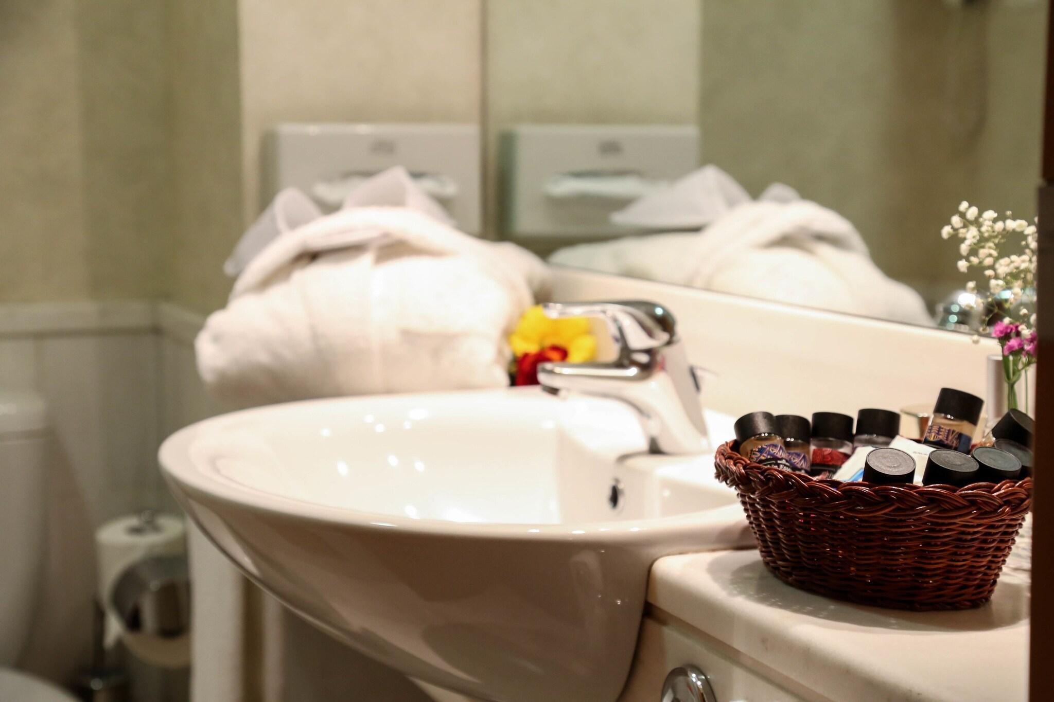 Junior Suite Queen Size Bed