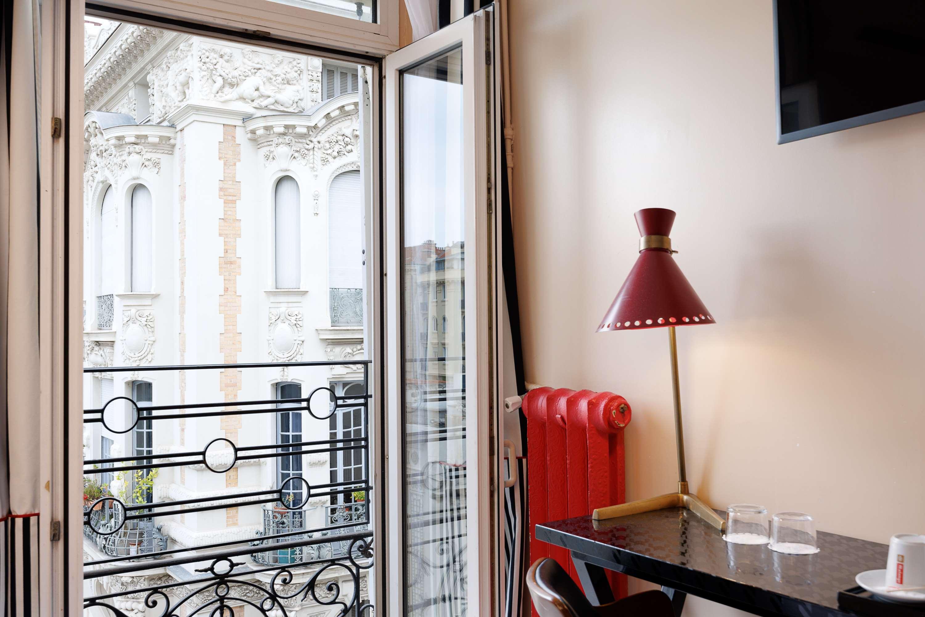 Double Classic Queen Bed