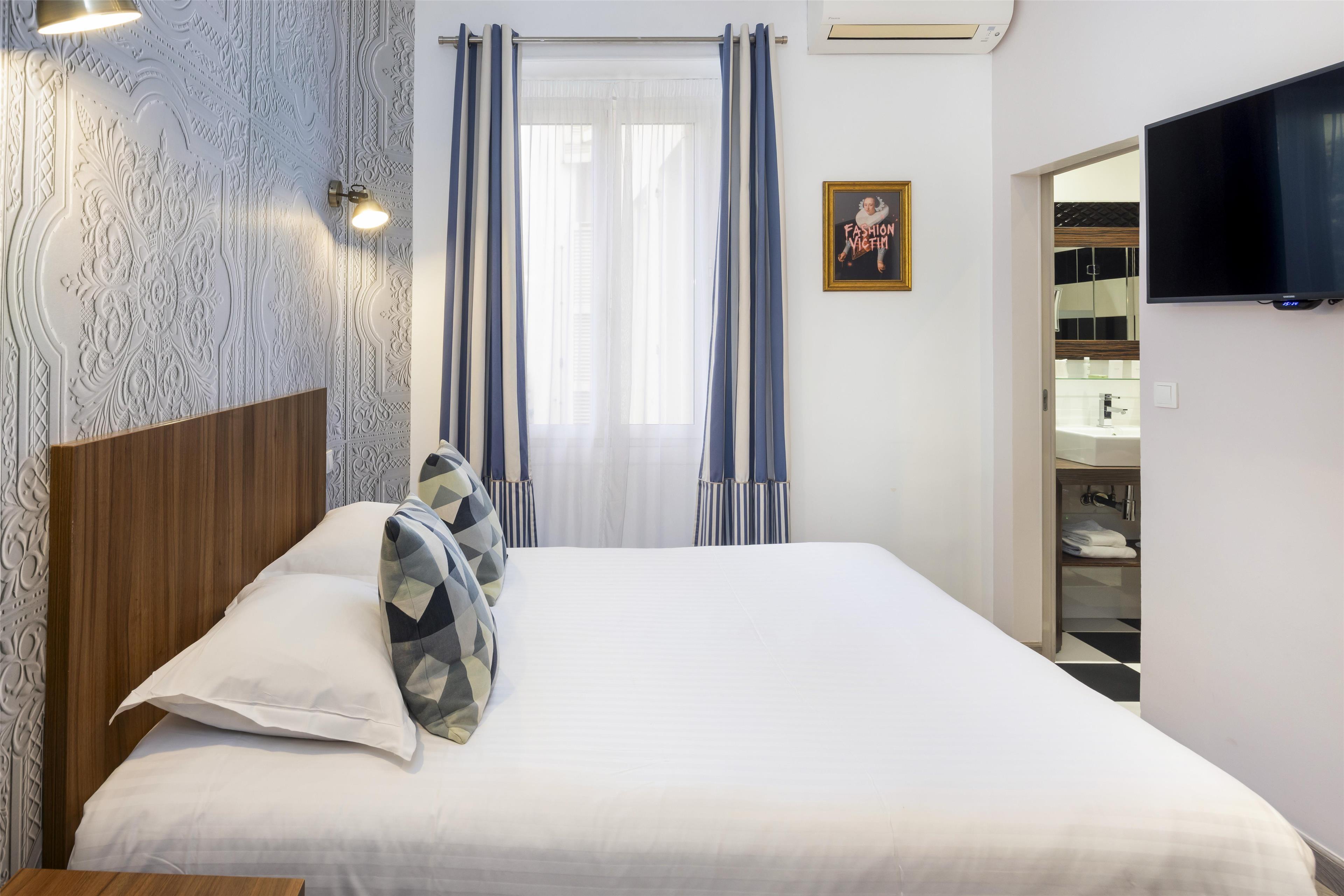 Double Classic Queen Bed