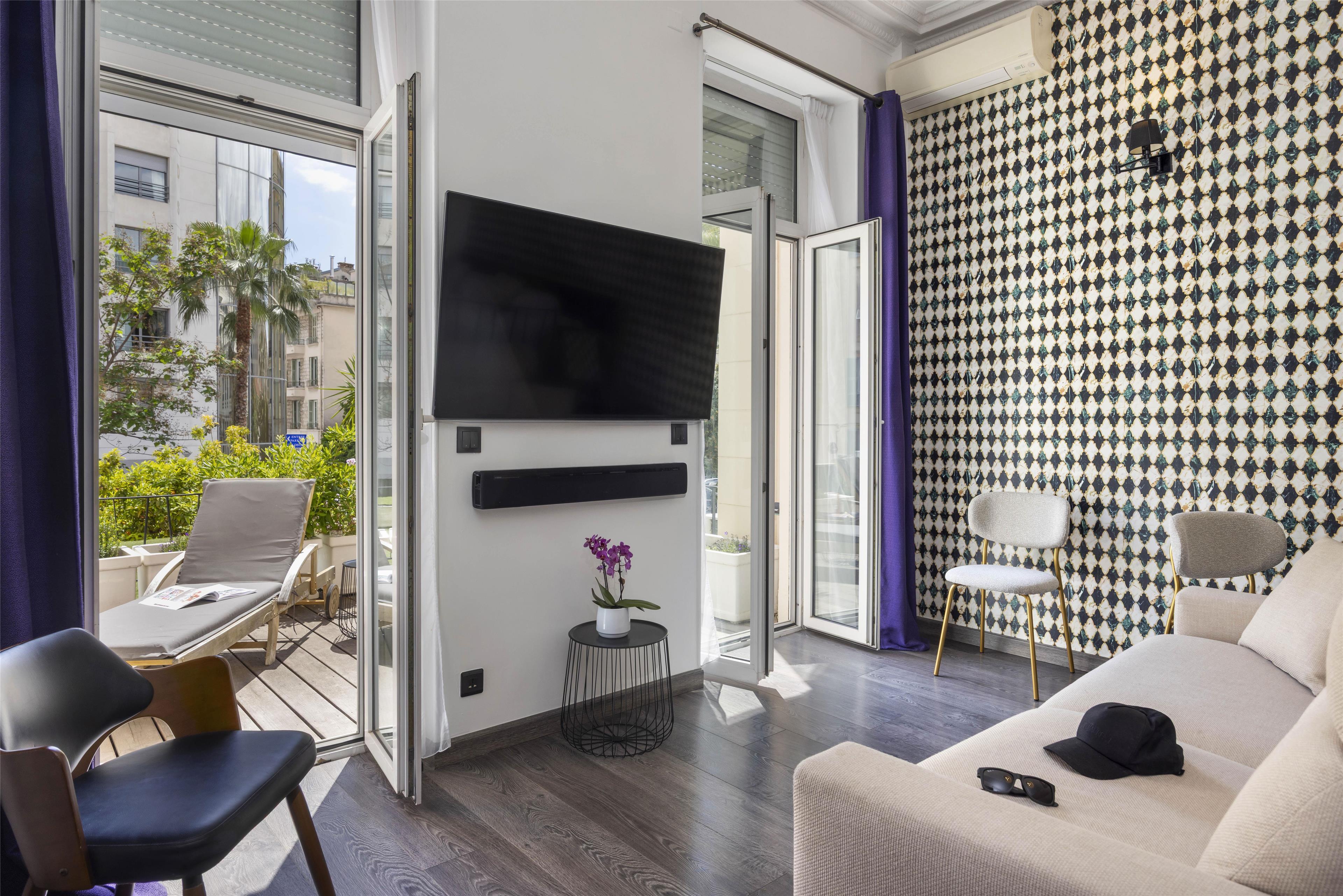 Junior Suite Garden View King Bed