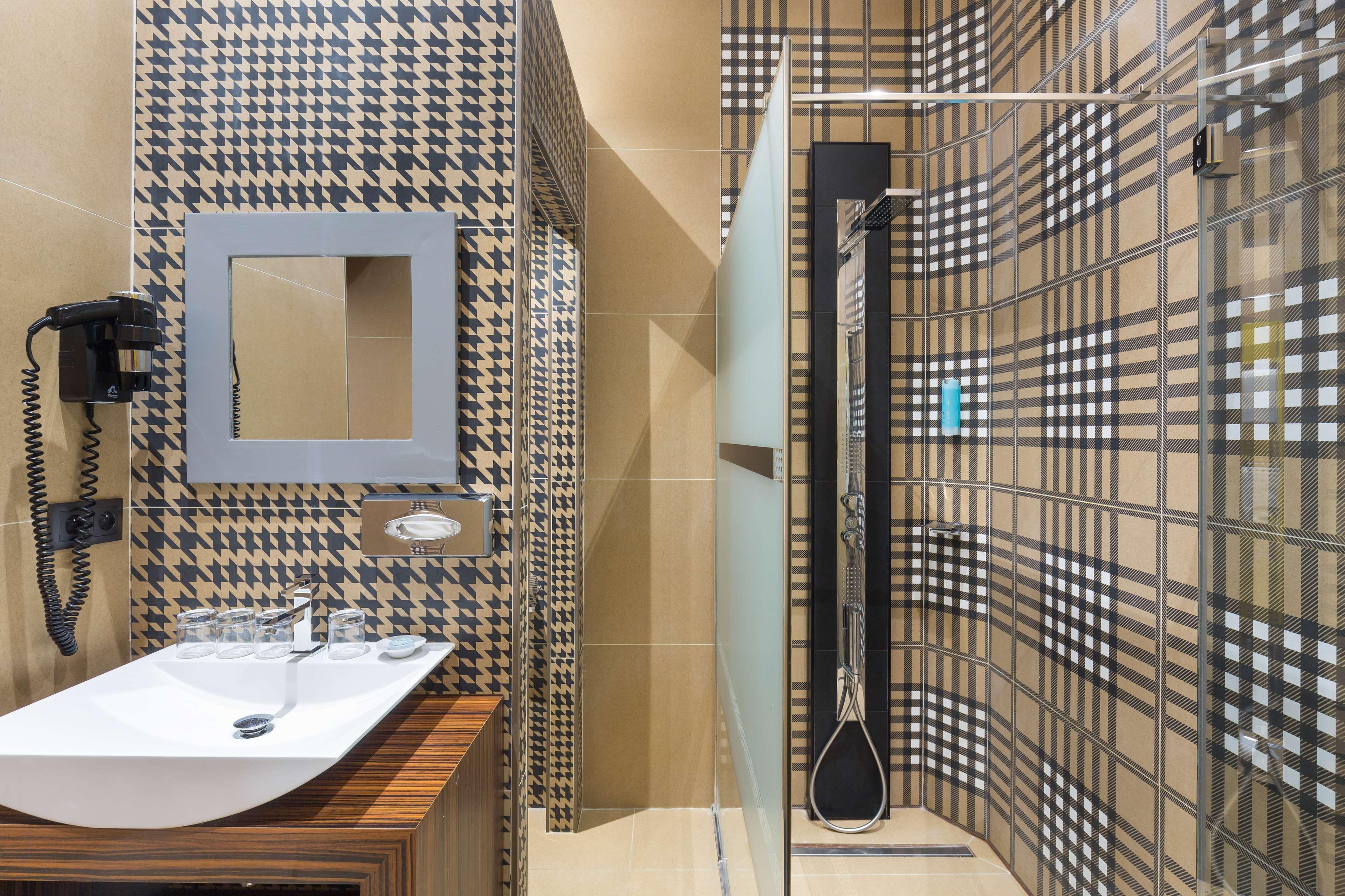 Junior Suite Garden View King Bed