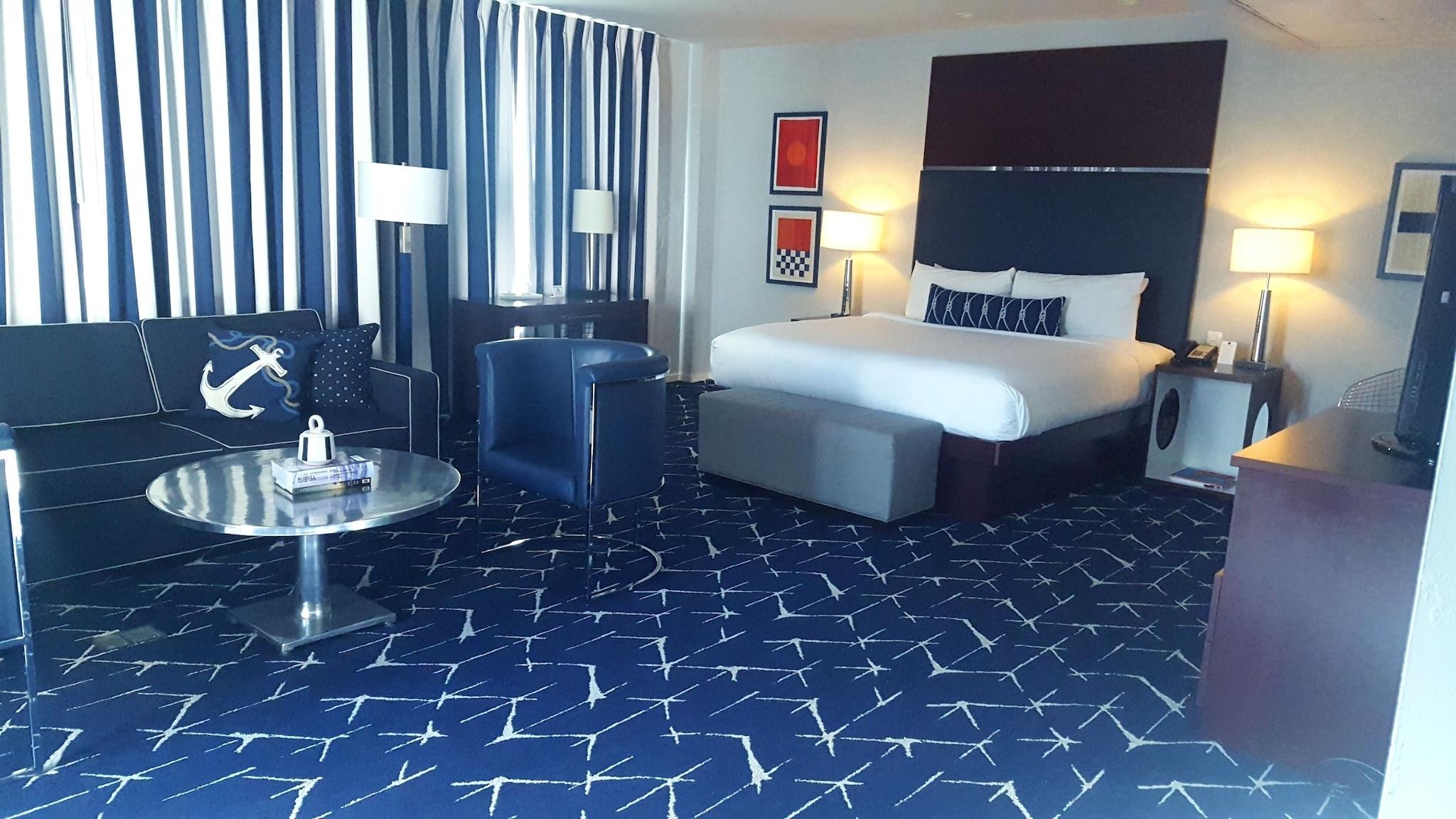 Junior Suite Pool View King Bed