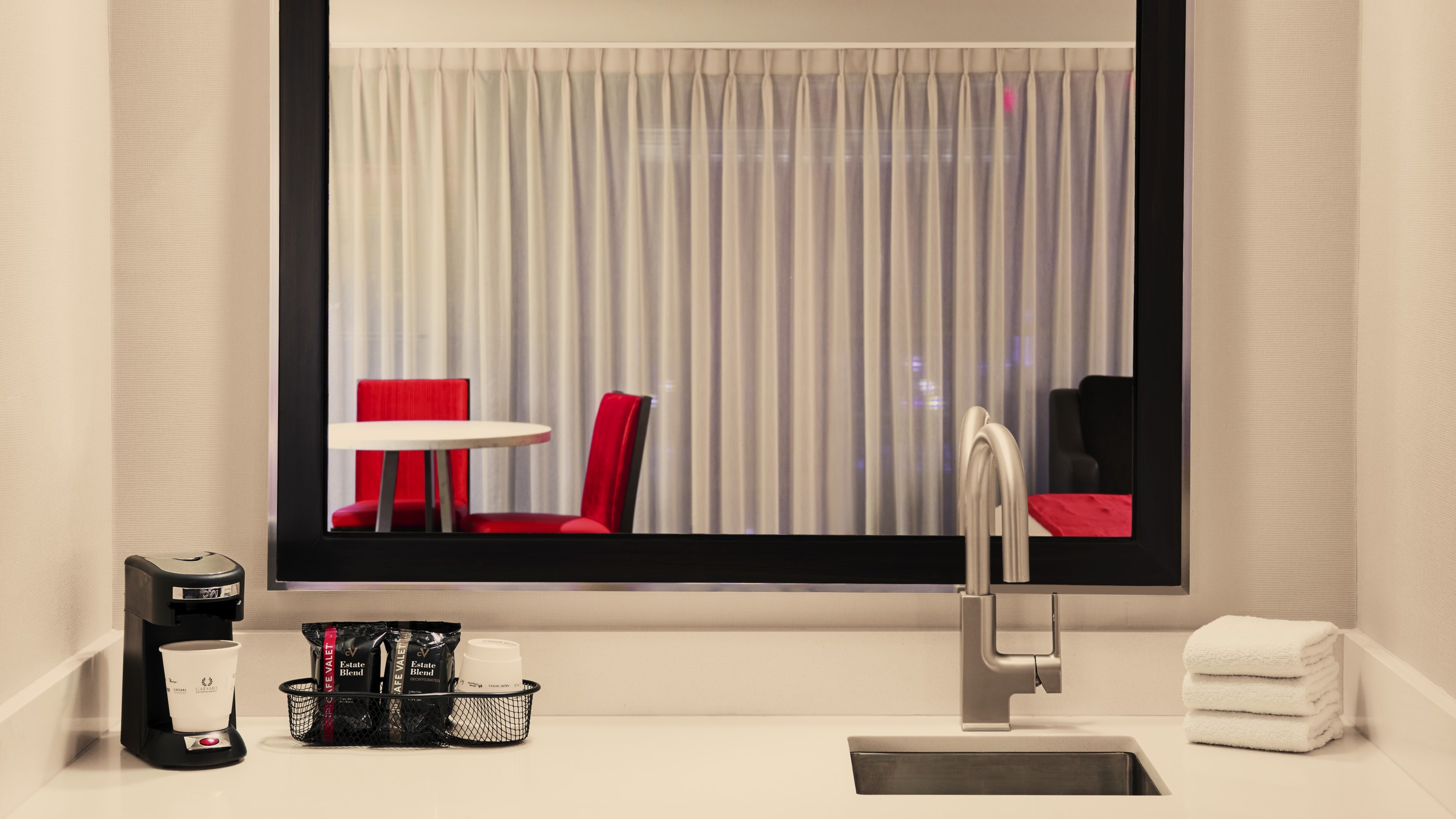 Studio Two Queen Beds Non Smoking