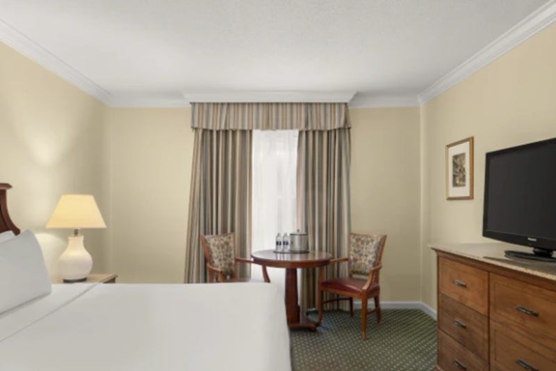 Double Deluxe City View King Bed