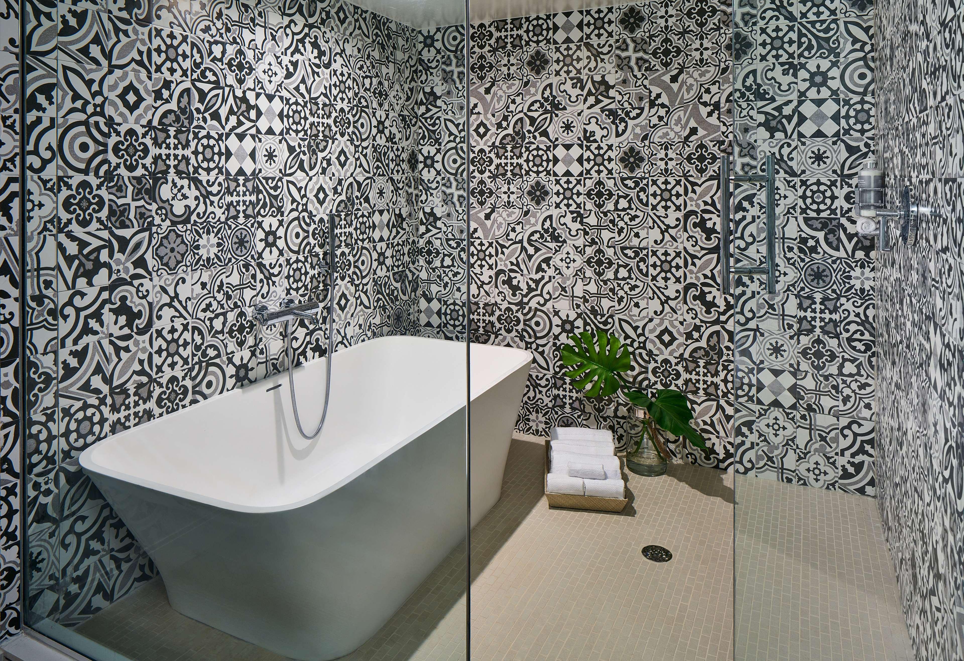 Suite Accessible King Size Bed