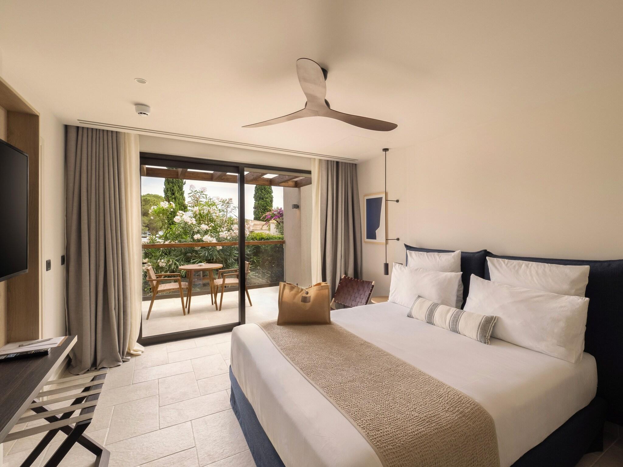 Double Club King Bed