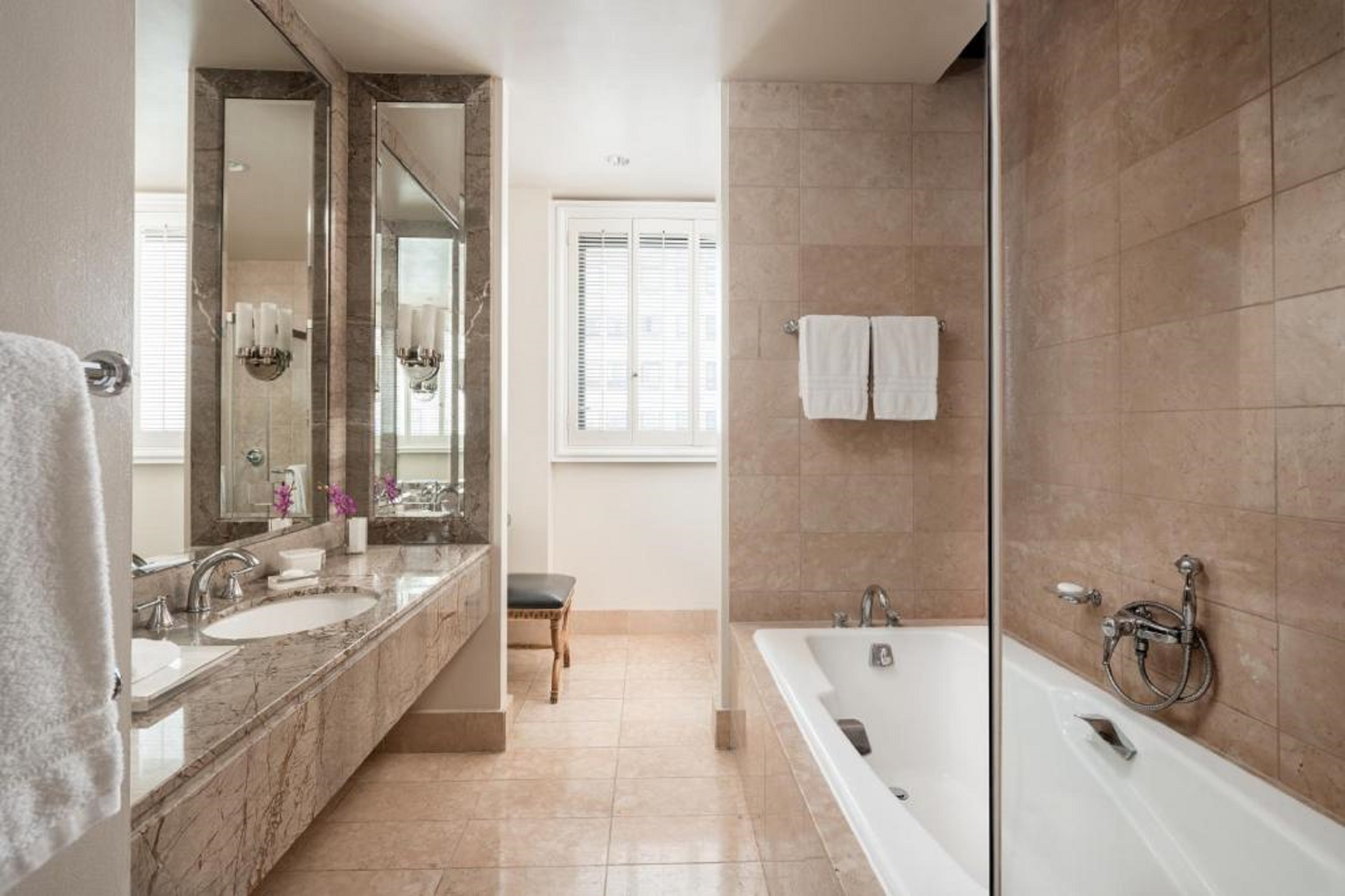 Studio Two Queen Beds