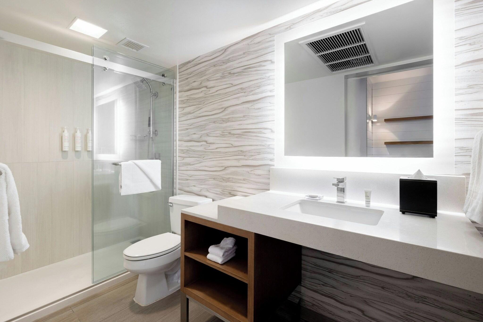 Junior Suite Ocean View King Bed