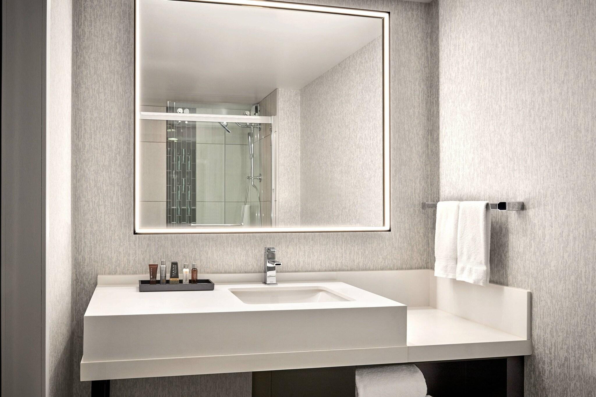 Suite City View King Bed