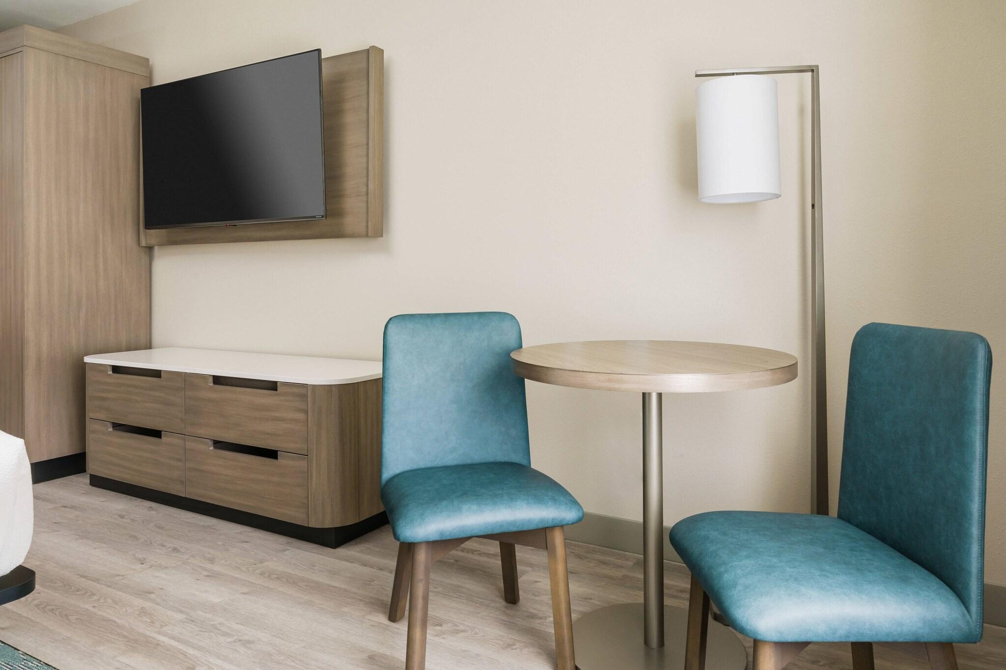 Double Pool View King Bed