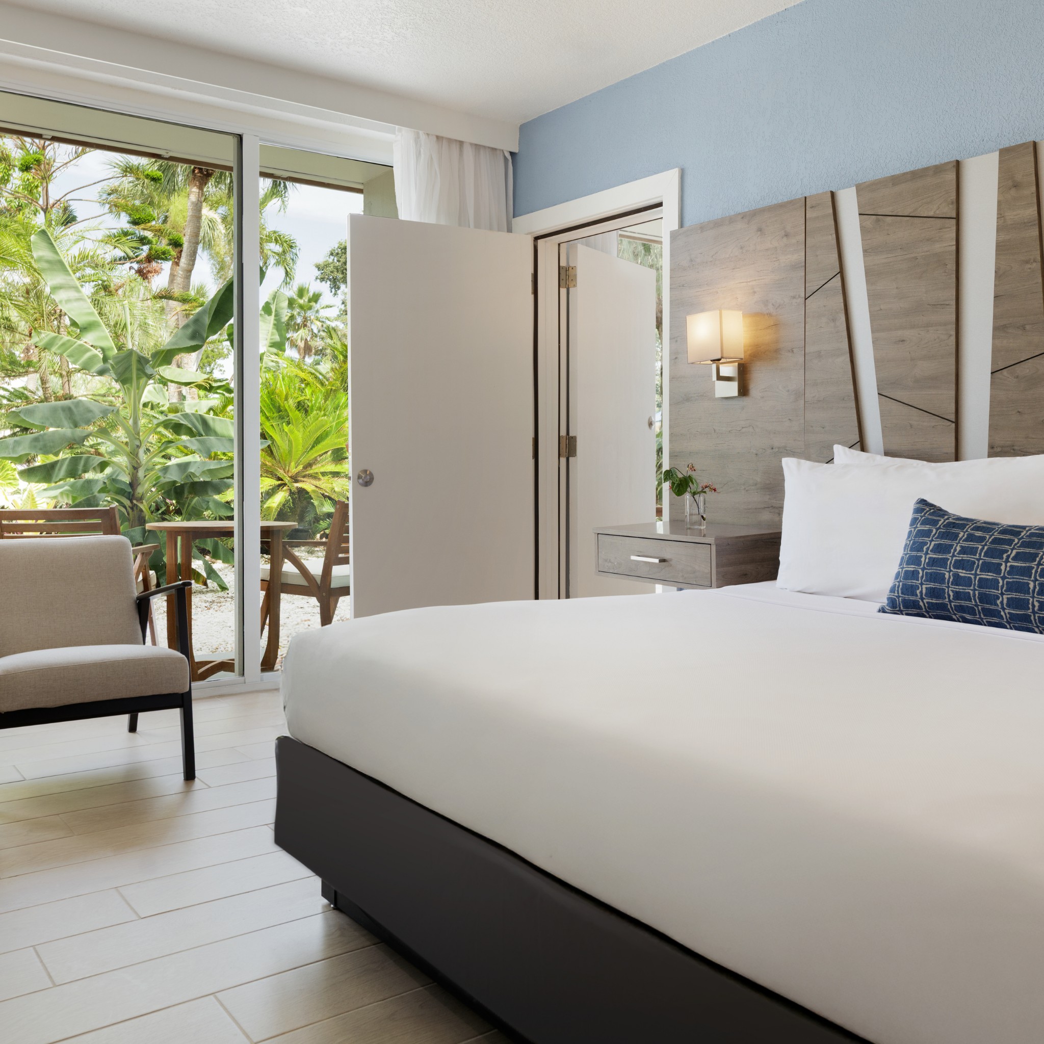 Room King Size Bed