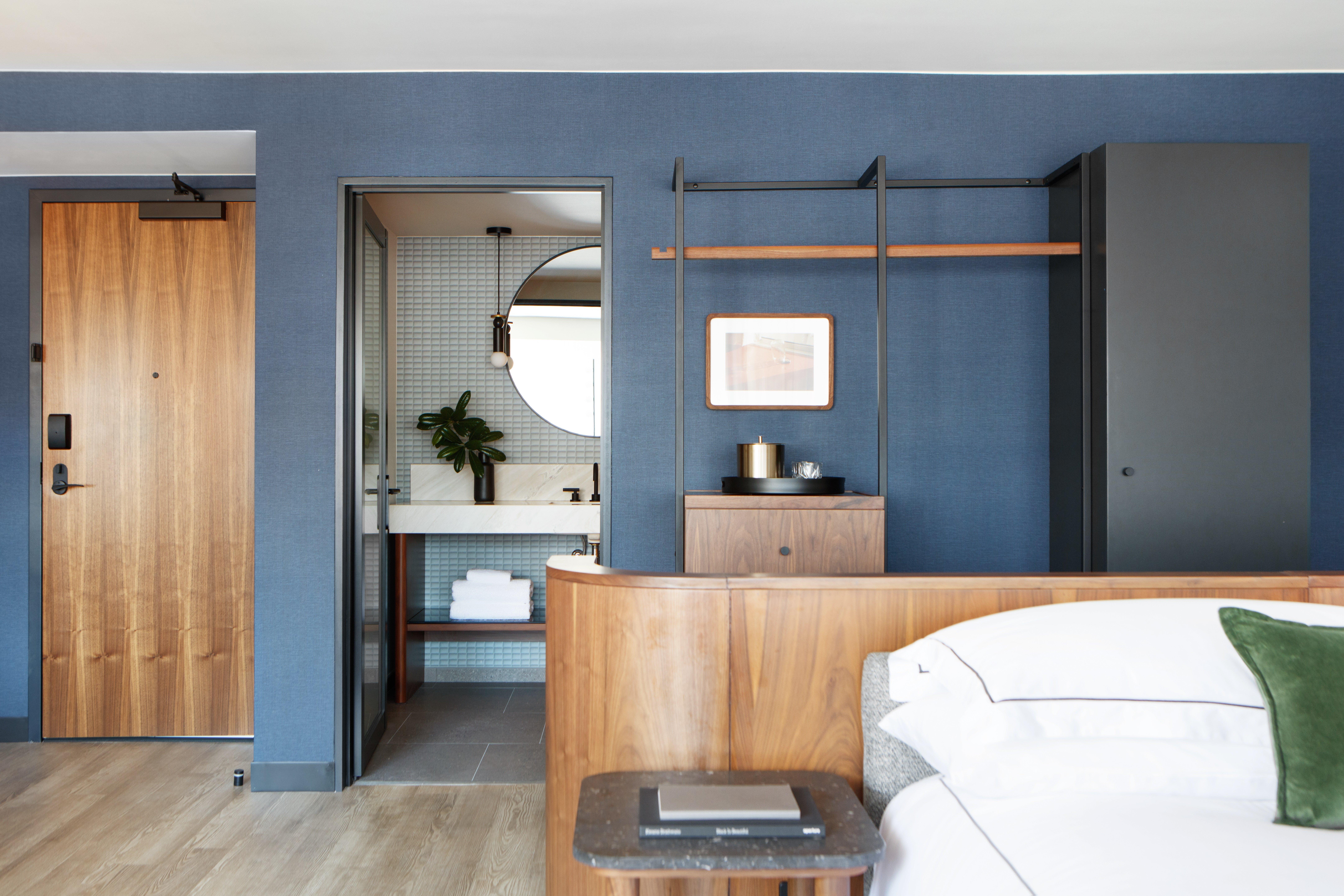 Suite Accessible King Size Bed