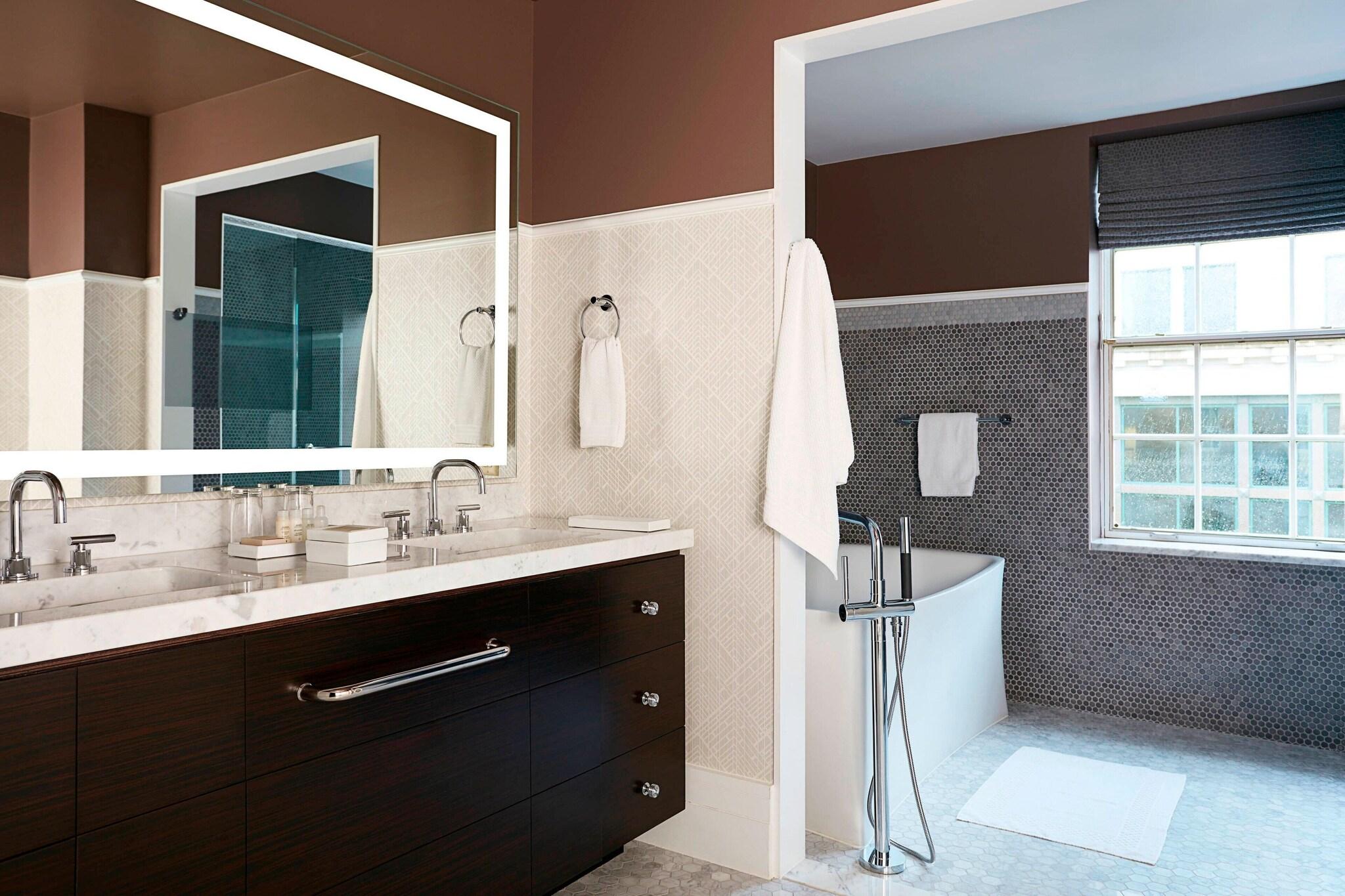 Suite Deluxe King Bed