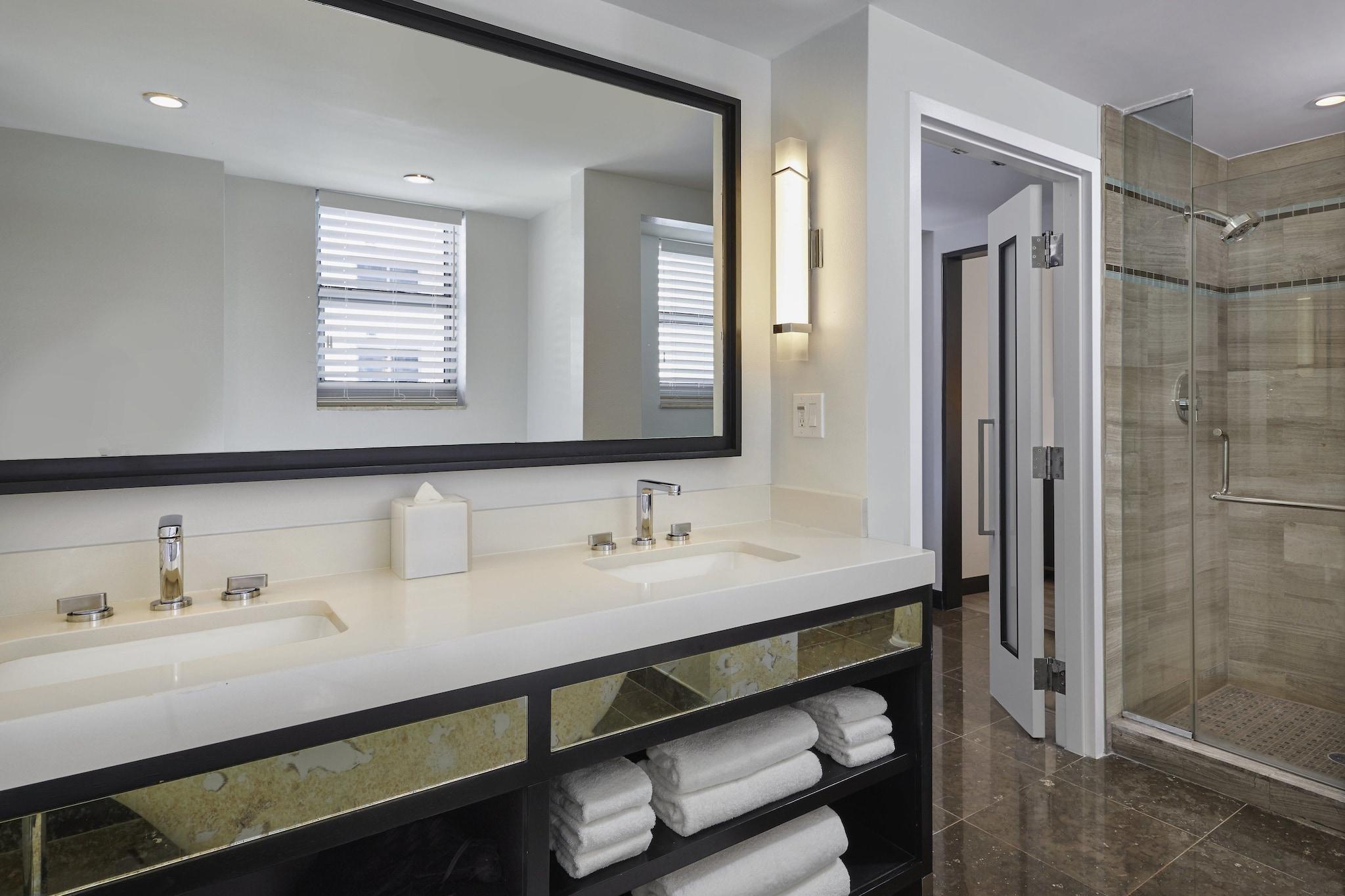 Suite City View King Bed