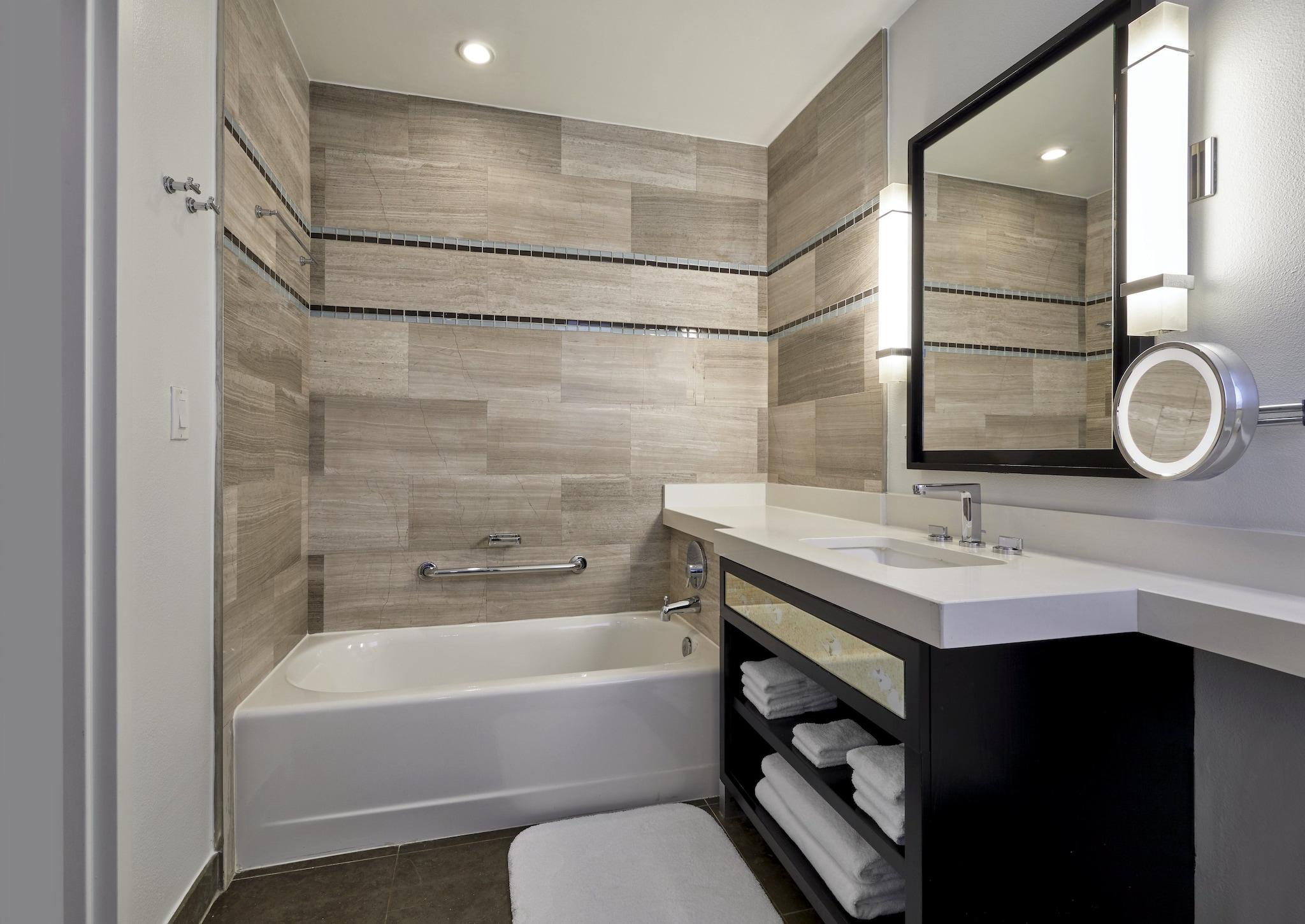 Suite City View King Bed