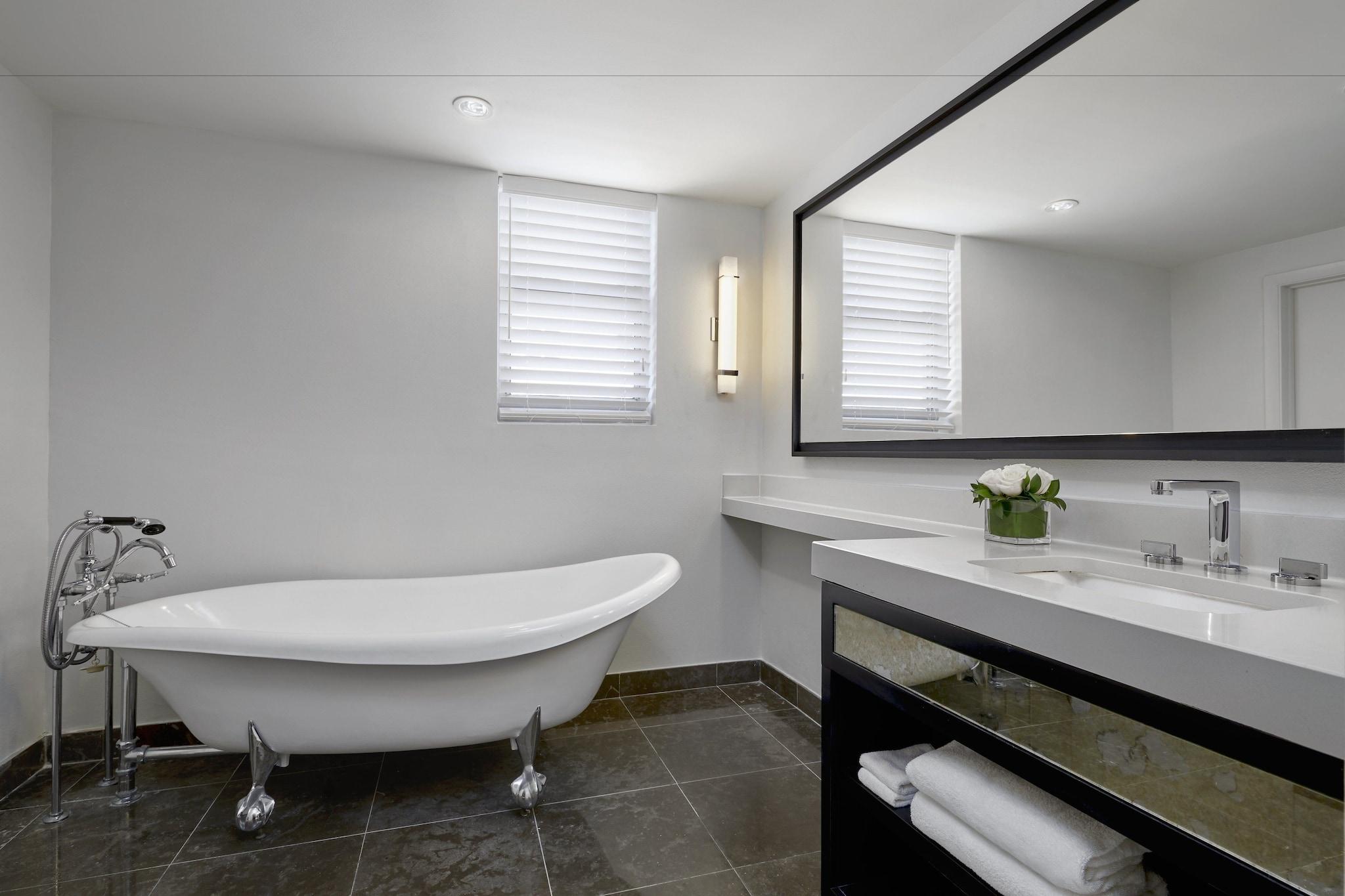 Suite City View King Bed