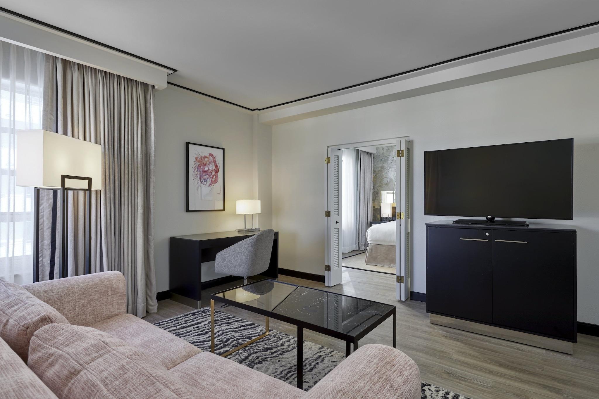 Suite City View King Bed