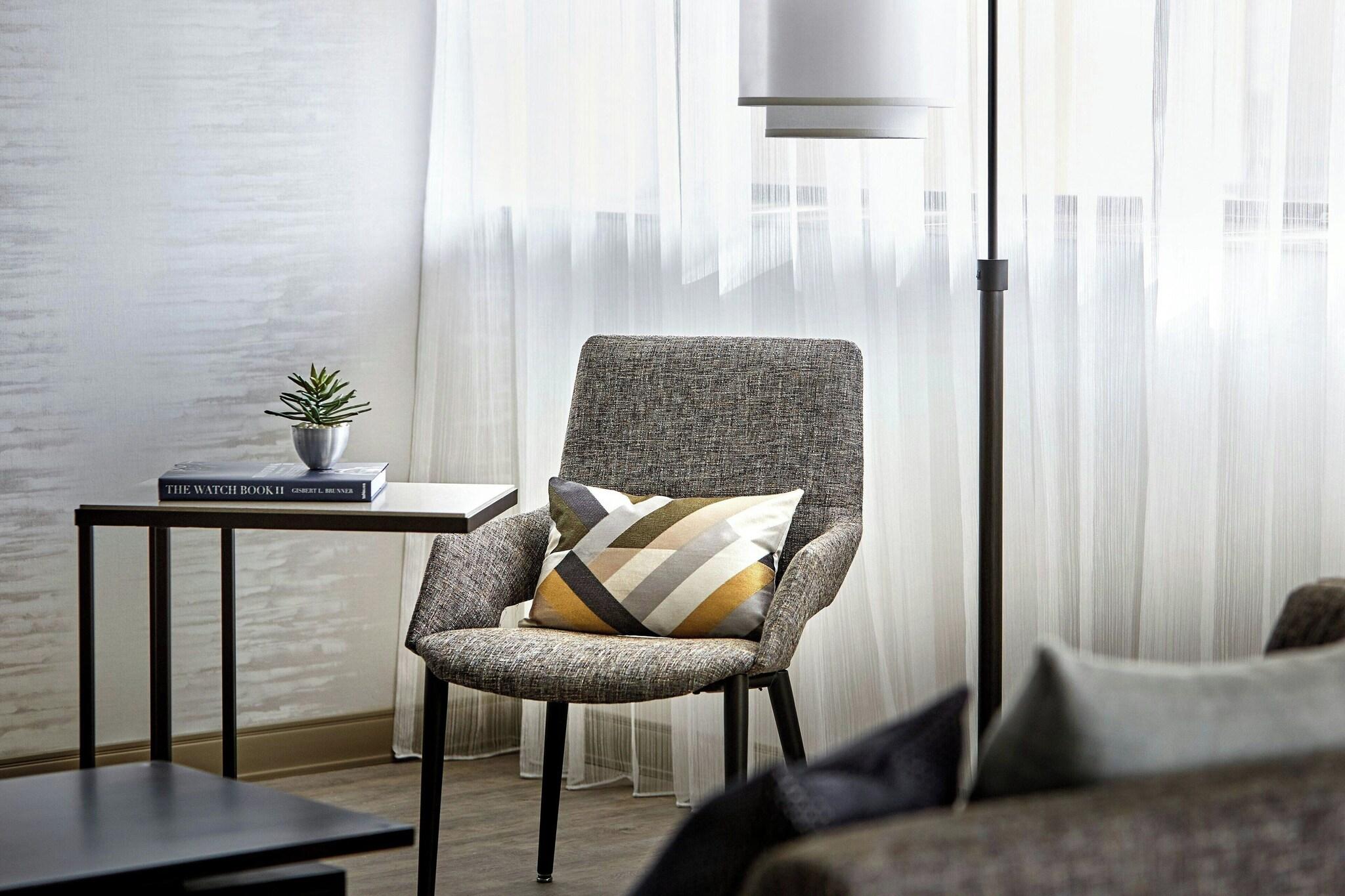 Studio Accessible King Size Bed