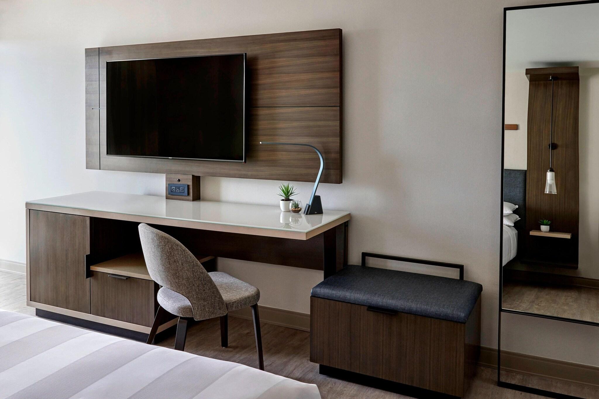 Studio Accessible King Size Bed