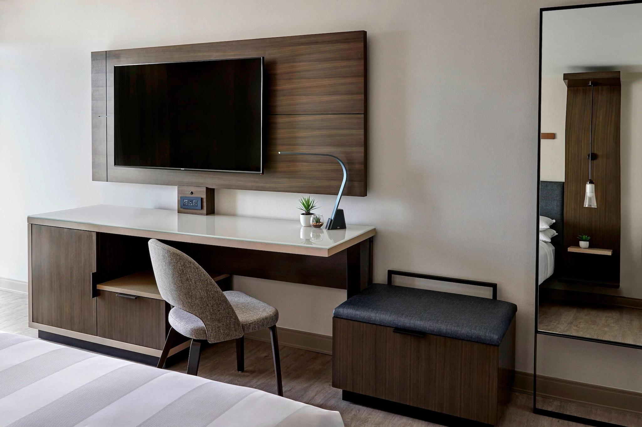 Studio Accessible King Size Bed