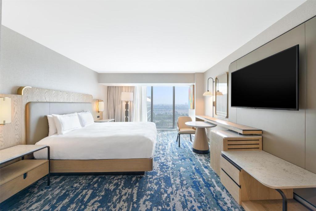 Double Pool View King Bed