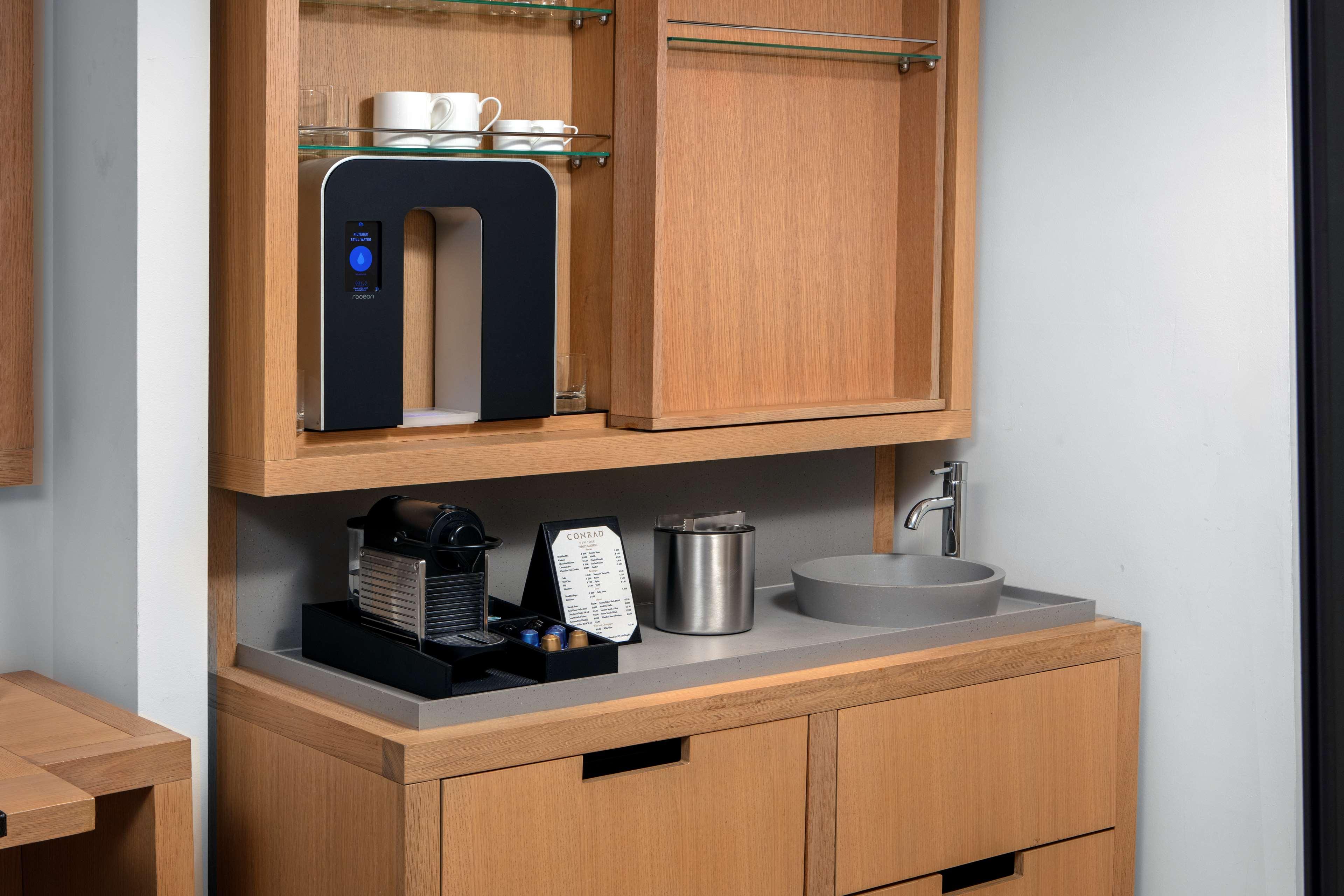 Suite Accessible King Size Bed