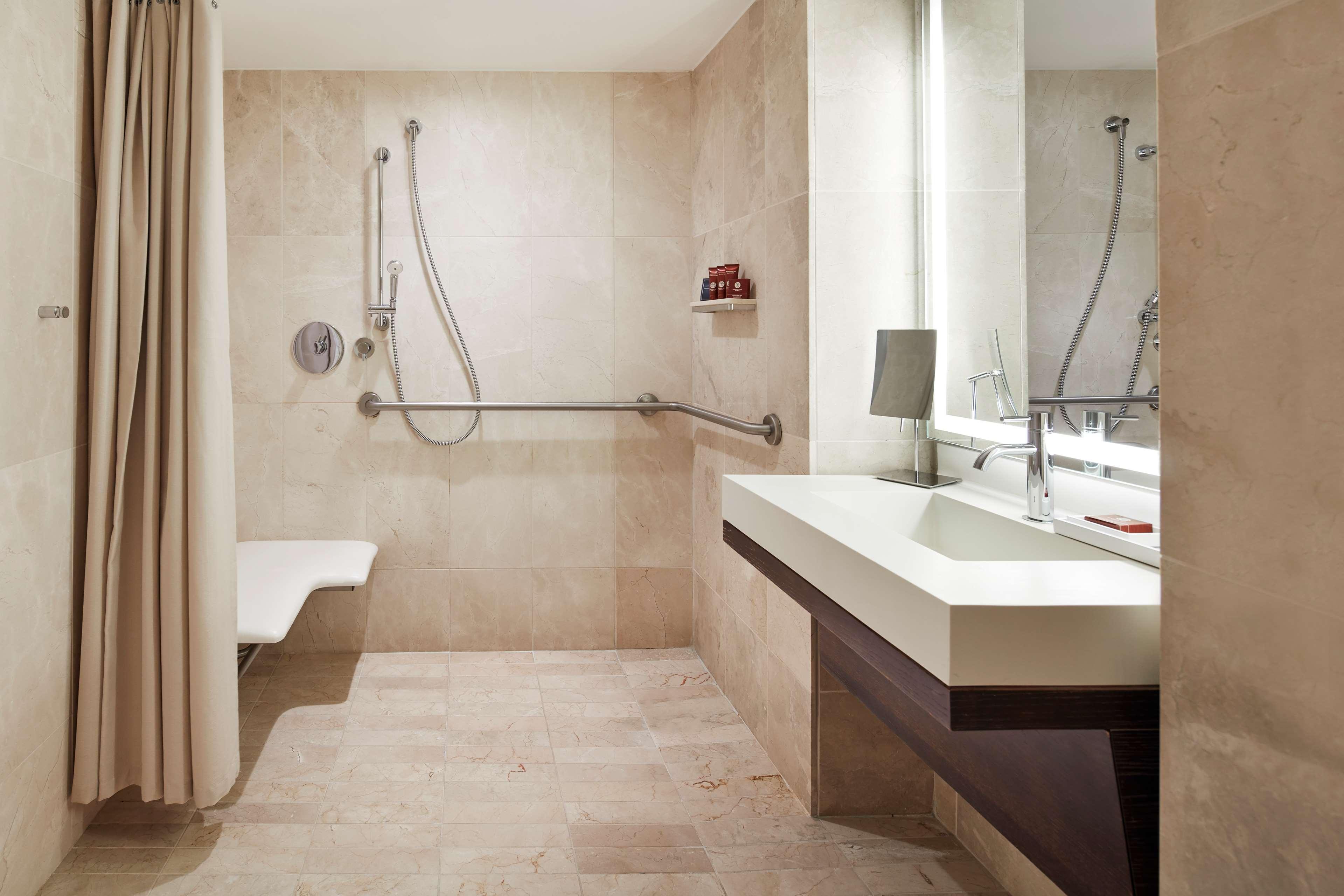 Suite Accessible King Size Bed