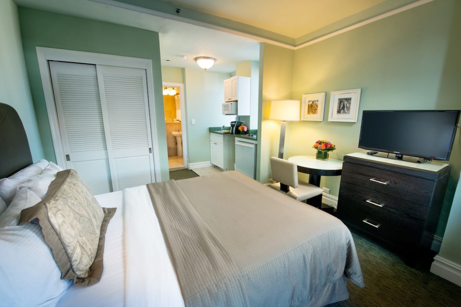 Studio Queen Size Bed