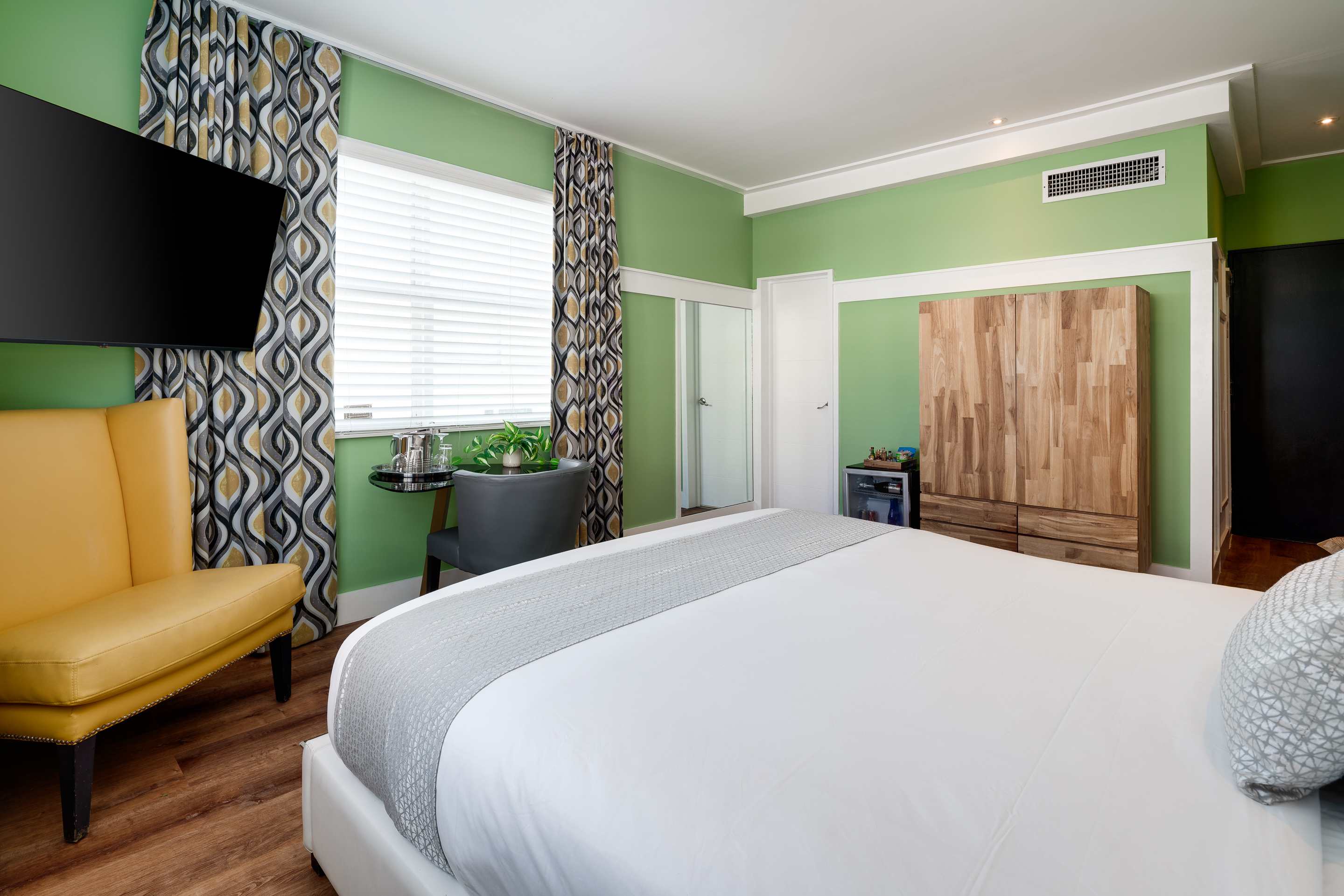 Double King Bed One Bedroom 