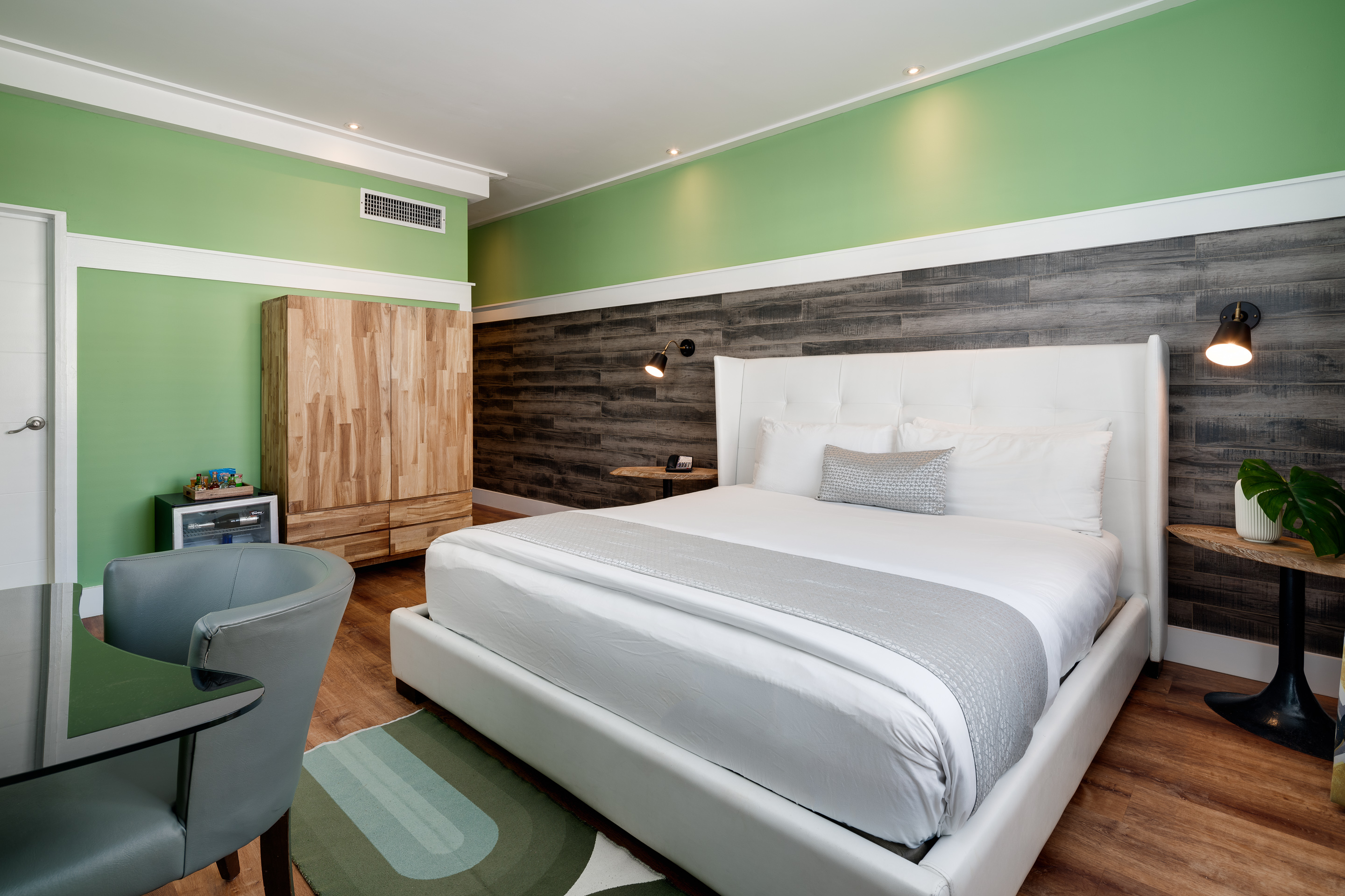 Double King Bed One Bedroom 