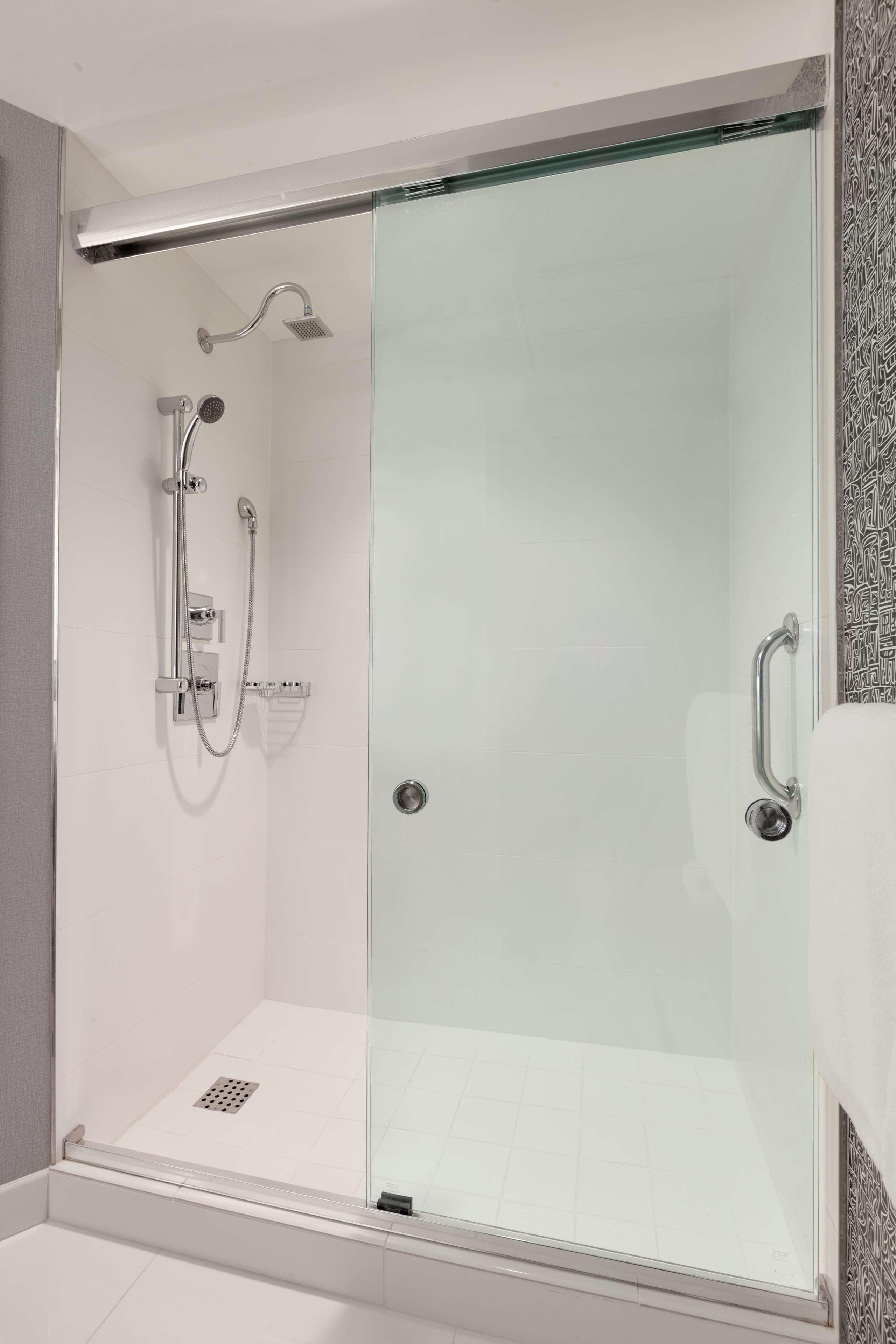 Suite Accessible King Size Bed