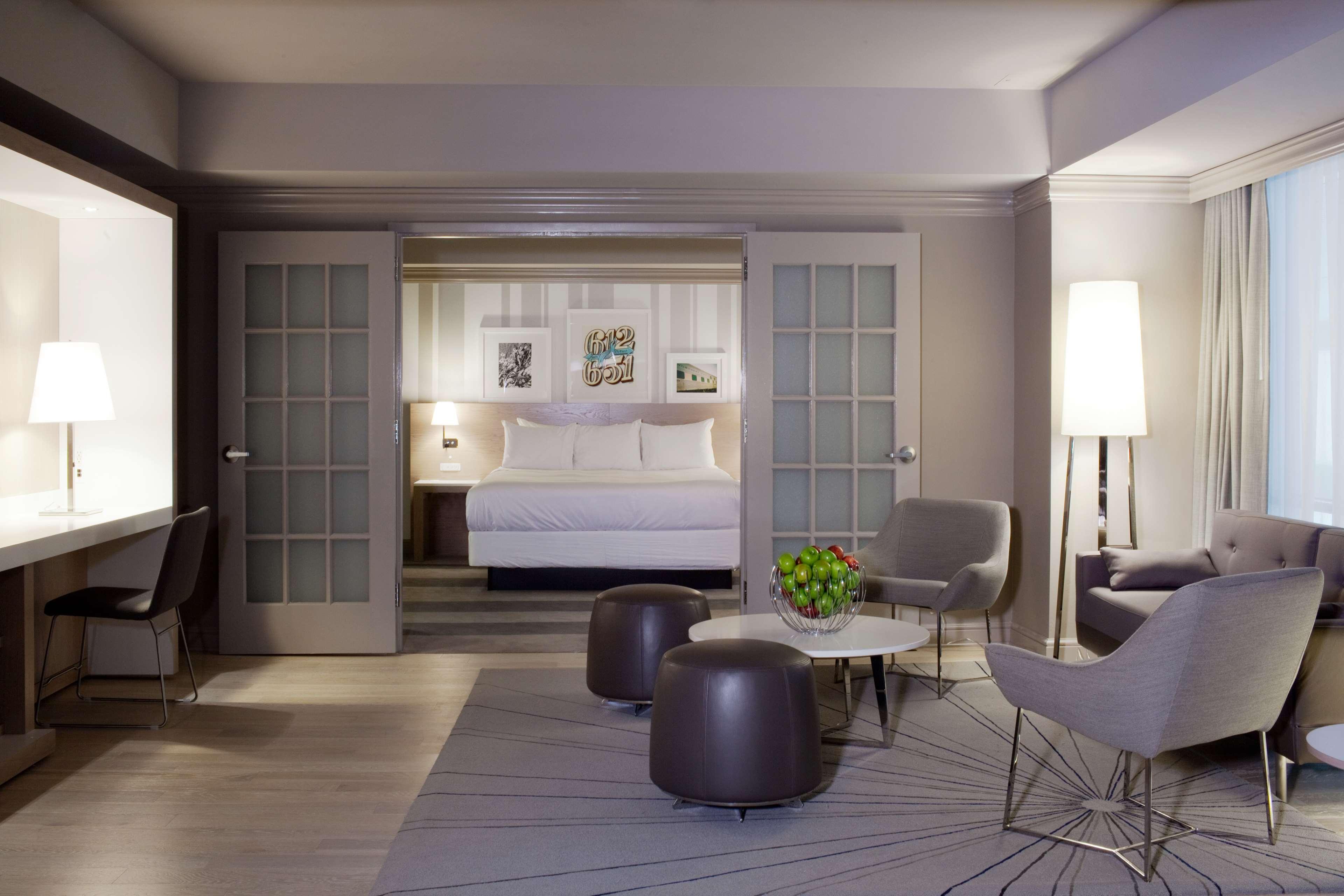 Suite Accessible King Size Bed