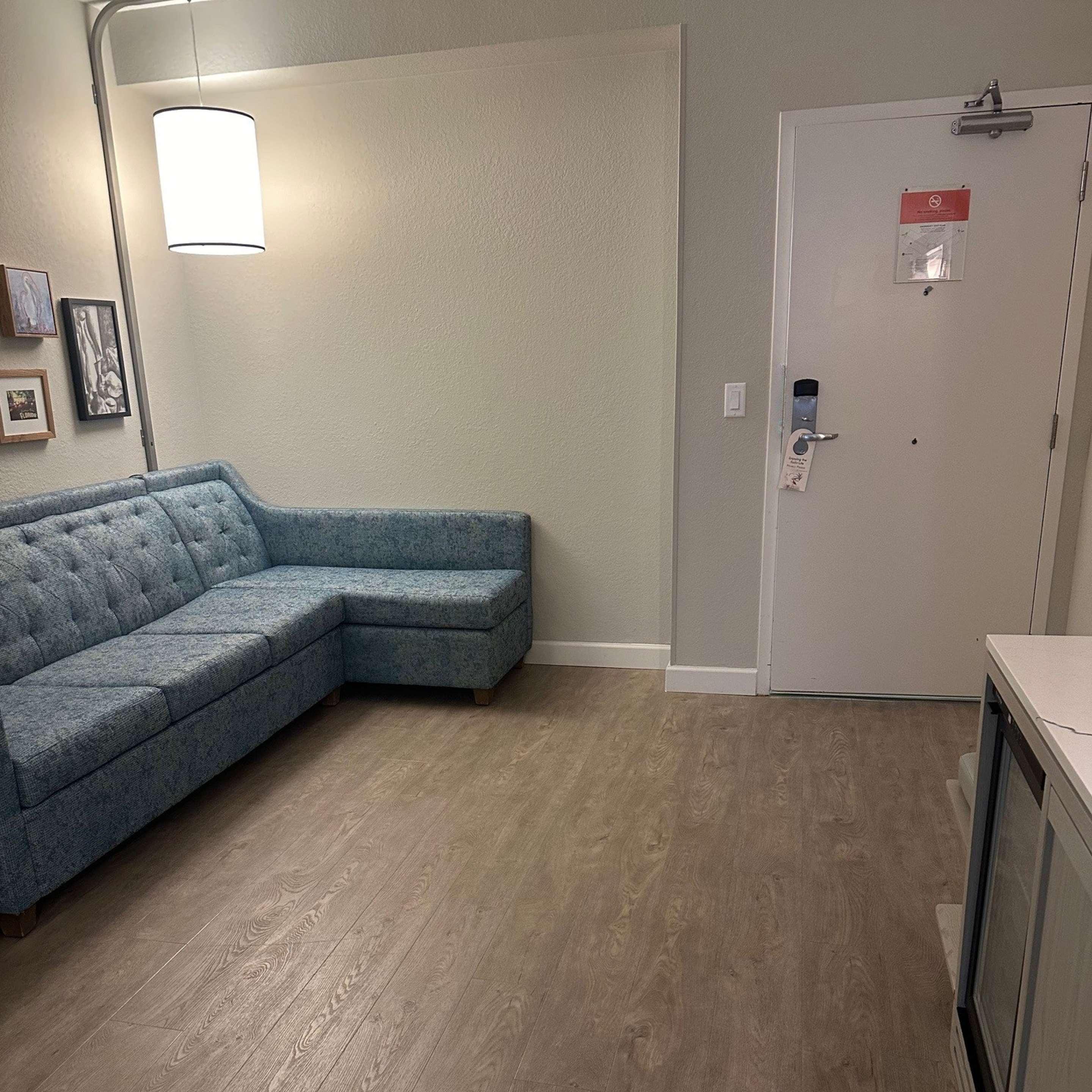 Suite Accessible King Size Bed