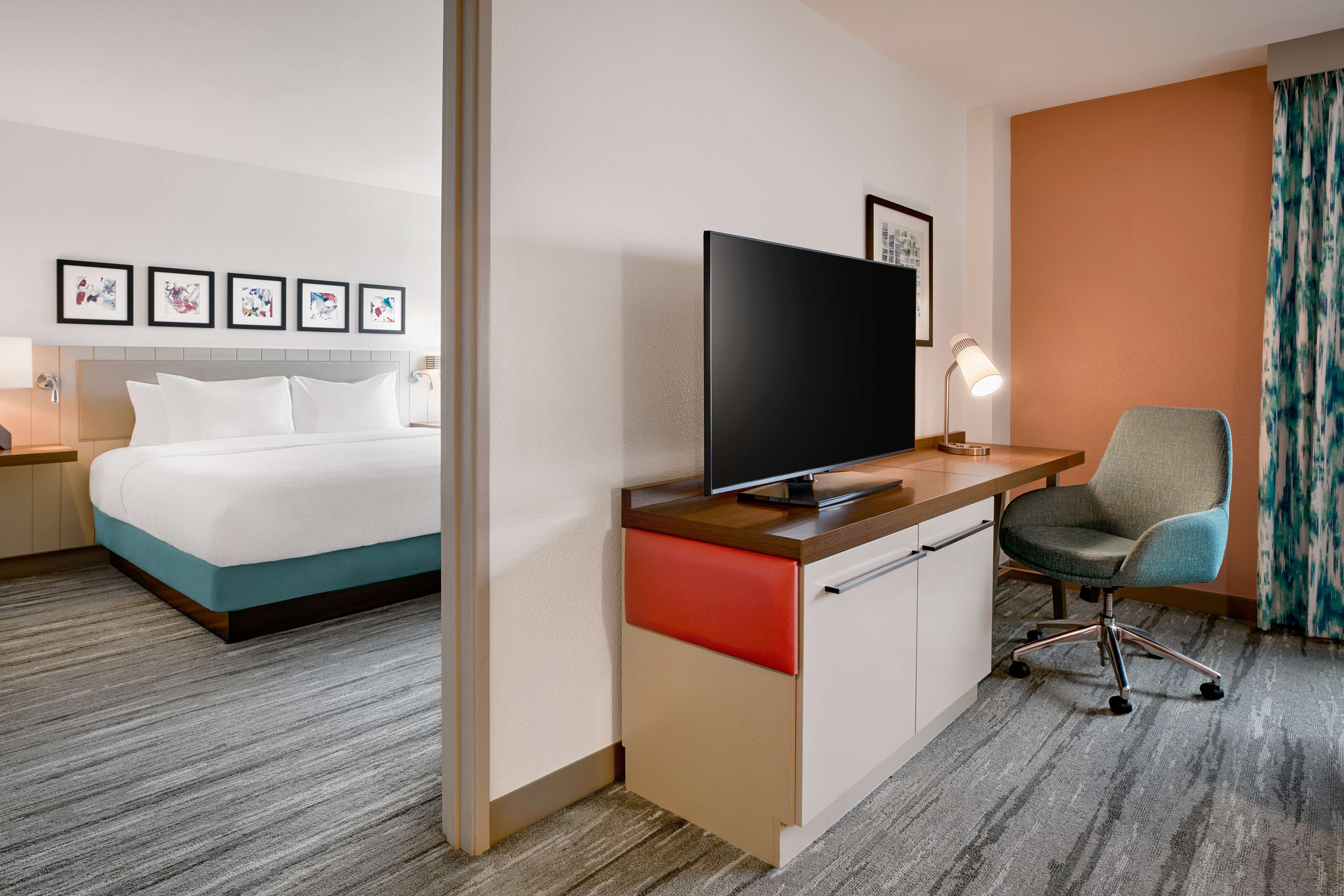 Suite Accessible King Size Bed