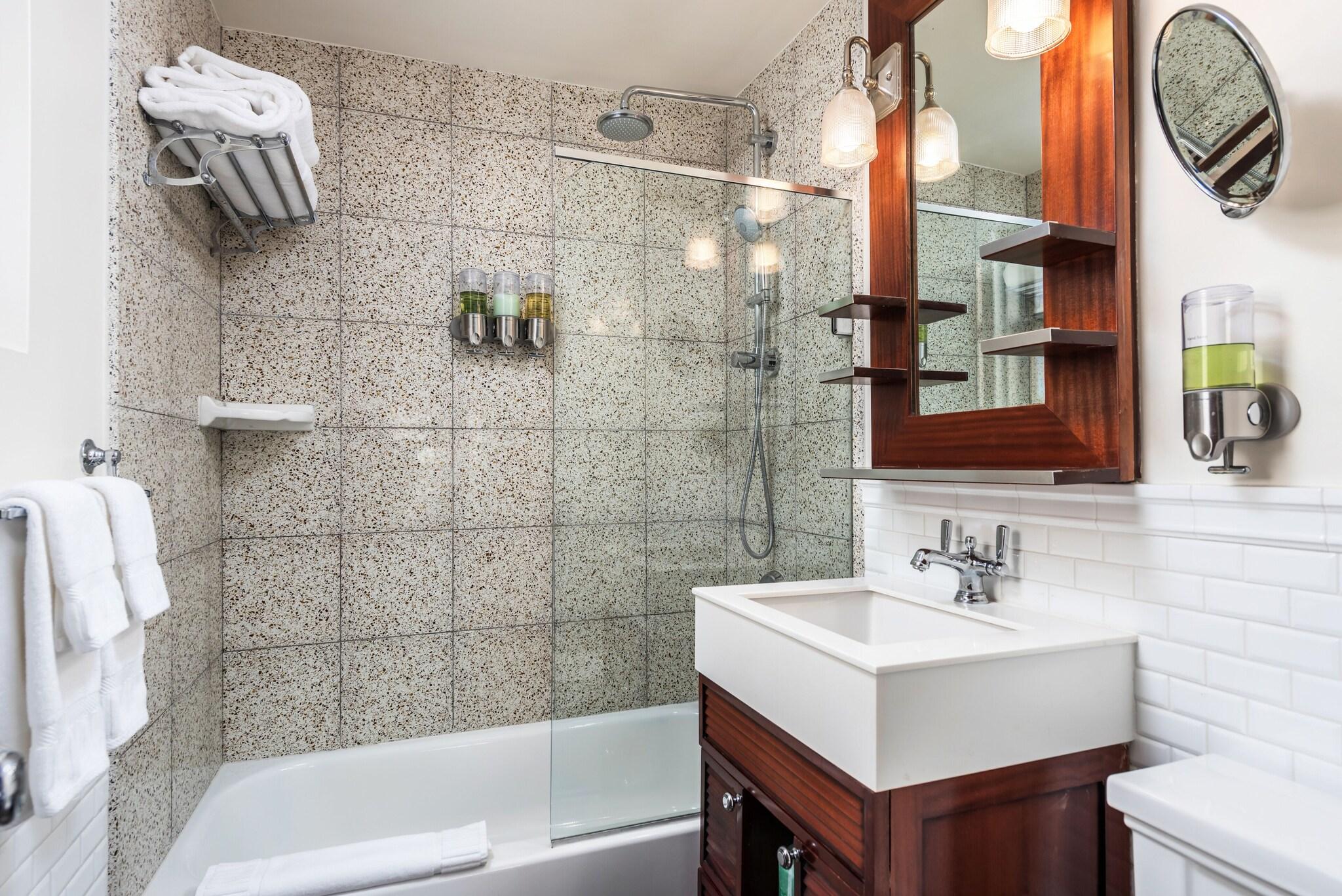 Suite Ocean View Queen Bed