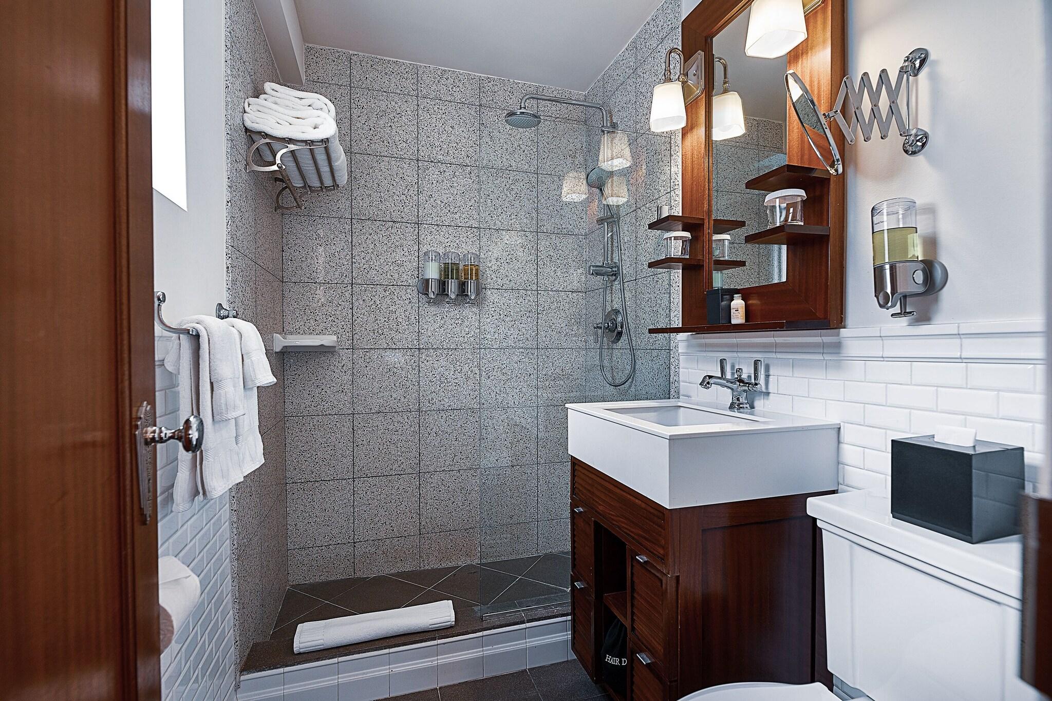 Suite Ocean View Queen Bed